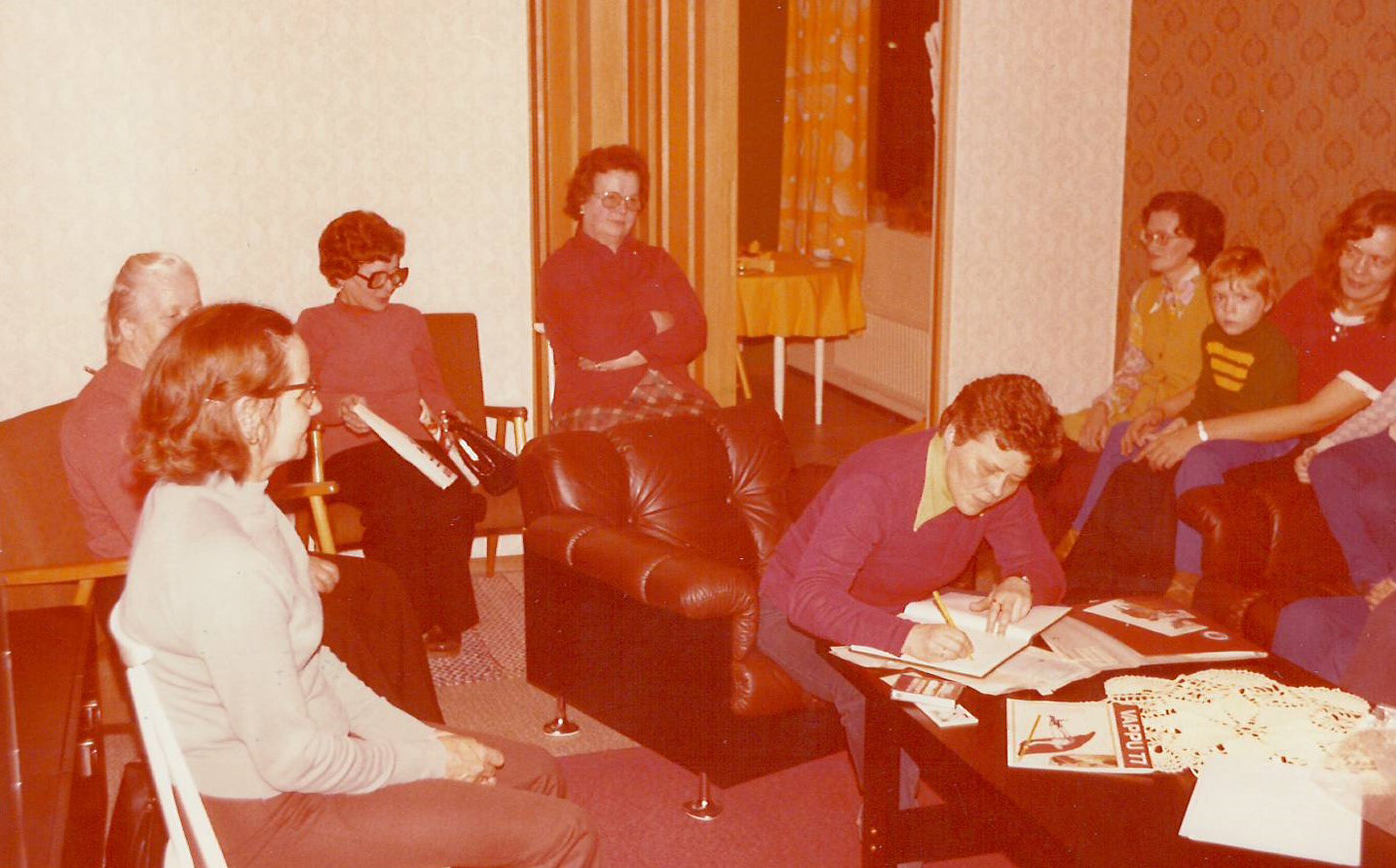 Ruskea-ahteen Dem Naiset 5.4.77