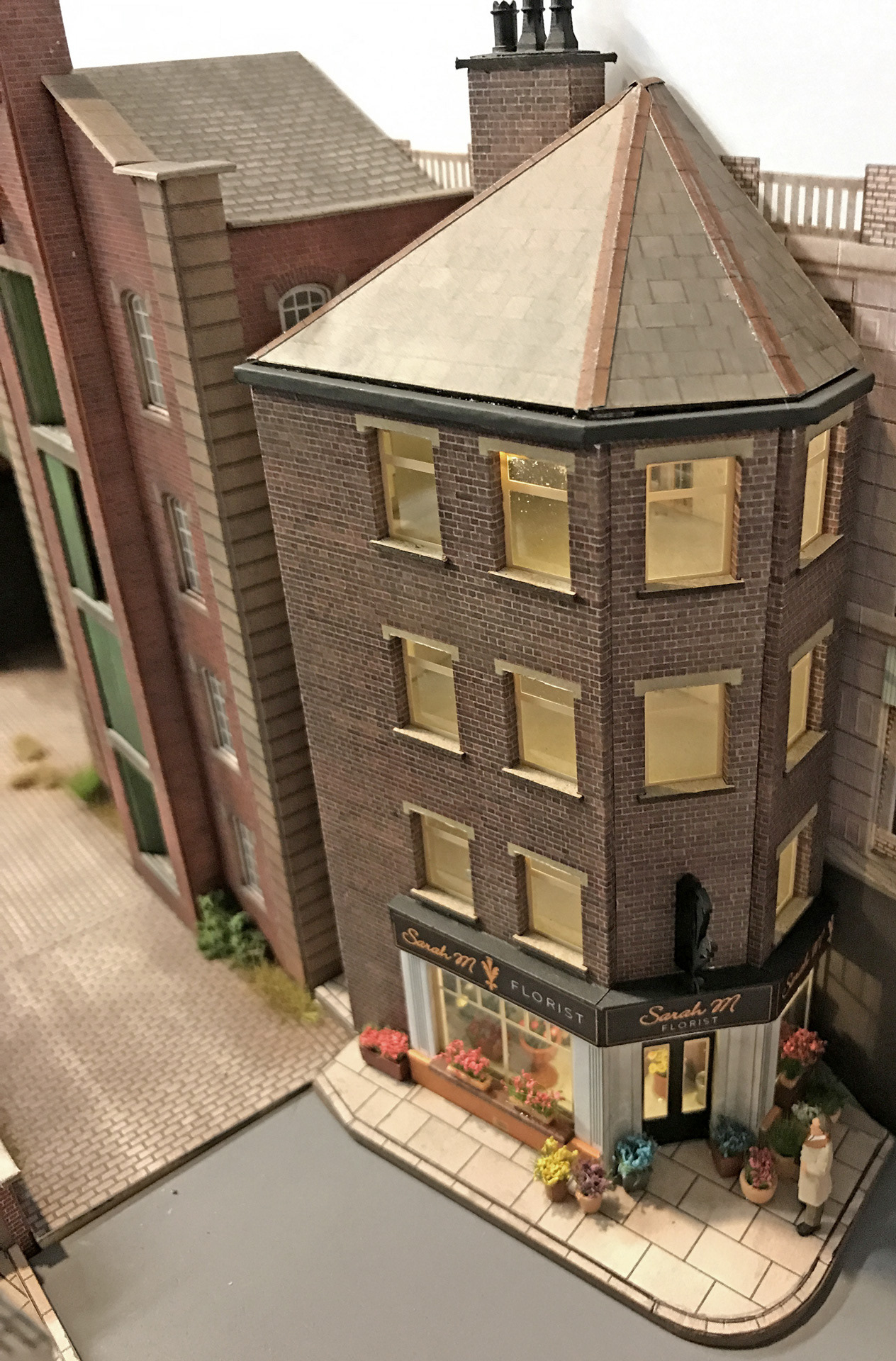 Kit-bashed Scalescenes corner shop