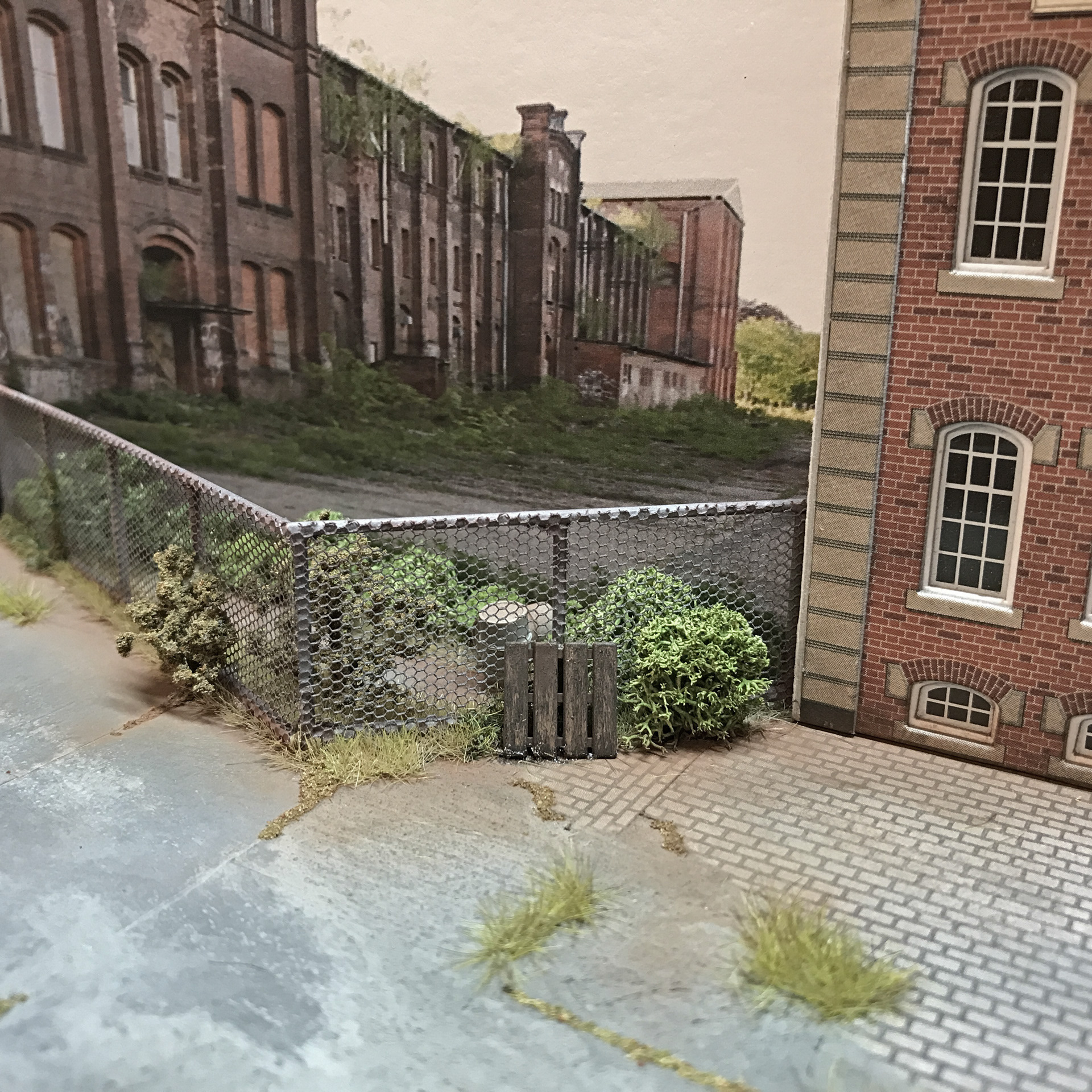 Scratch-built chain-link fencing