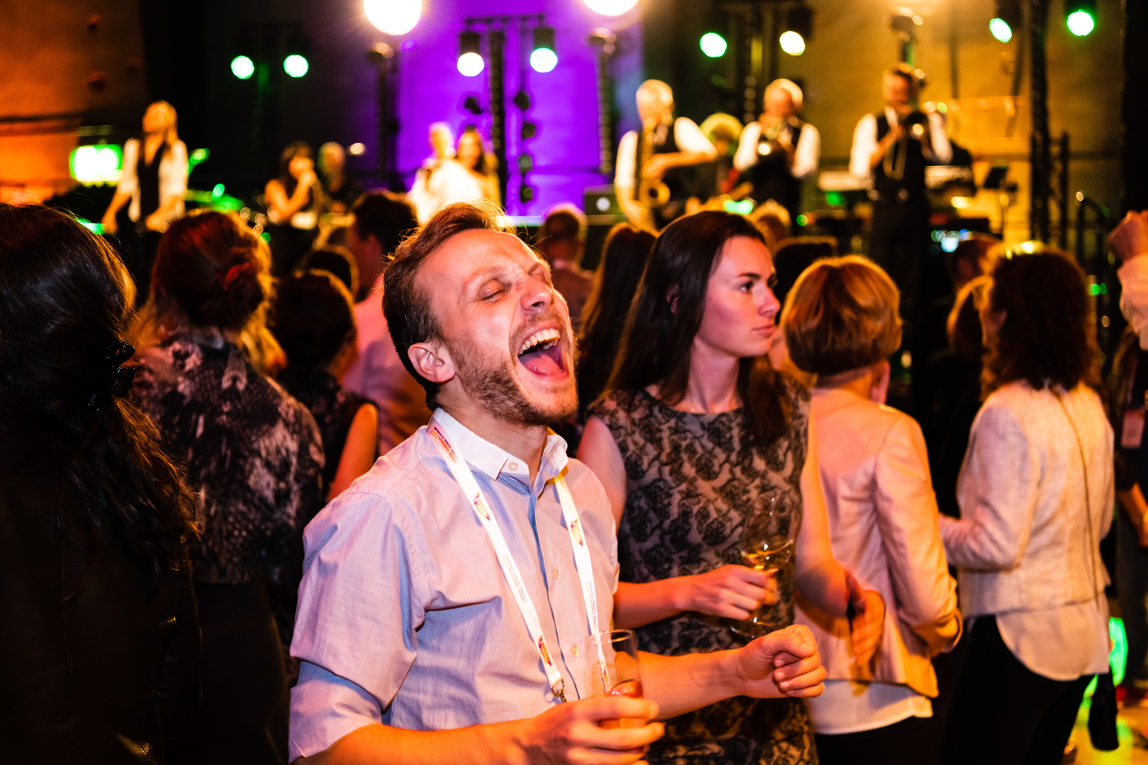 Feest in de onderzeebootloods te Rotterdam