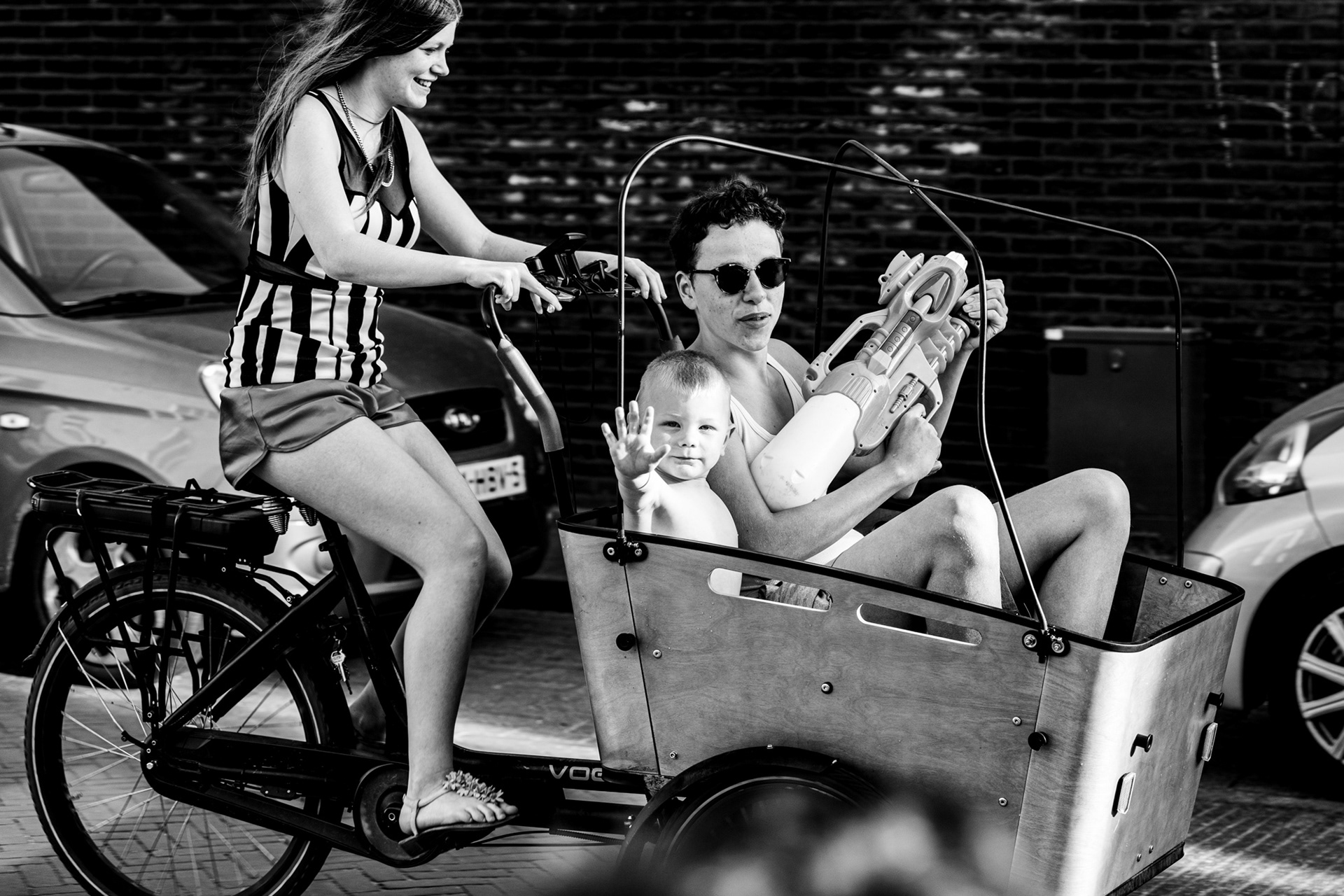 Kinderen spelen buiten tijdens een hele warme zomerdag in het centrum van Hilversum.