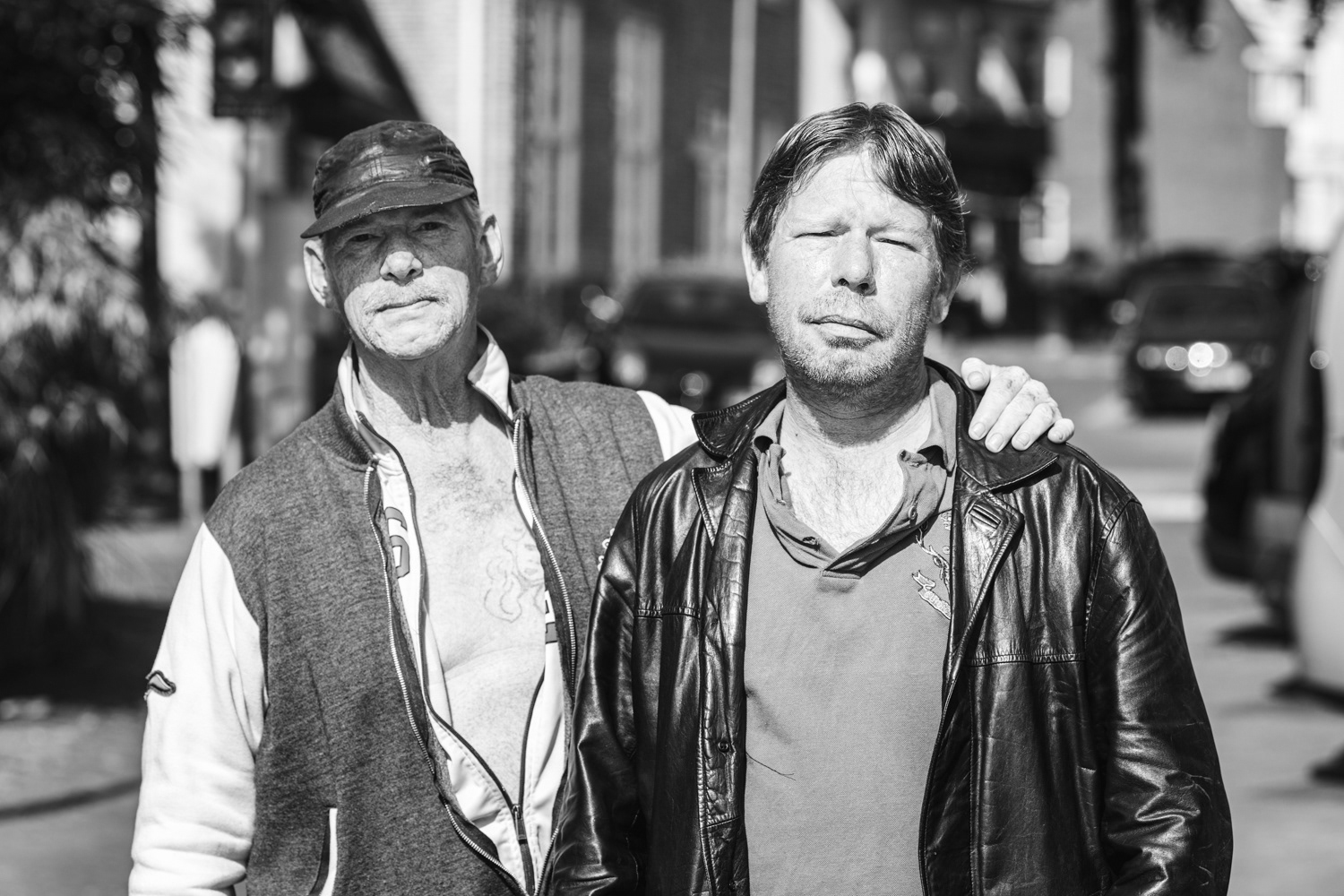 Twee vrienden, mannen met een zwaar verleden, buddies voor het leven in het centrum van Hilversum.