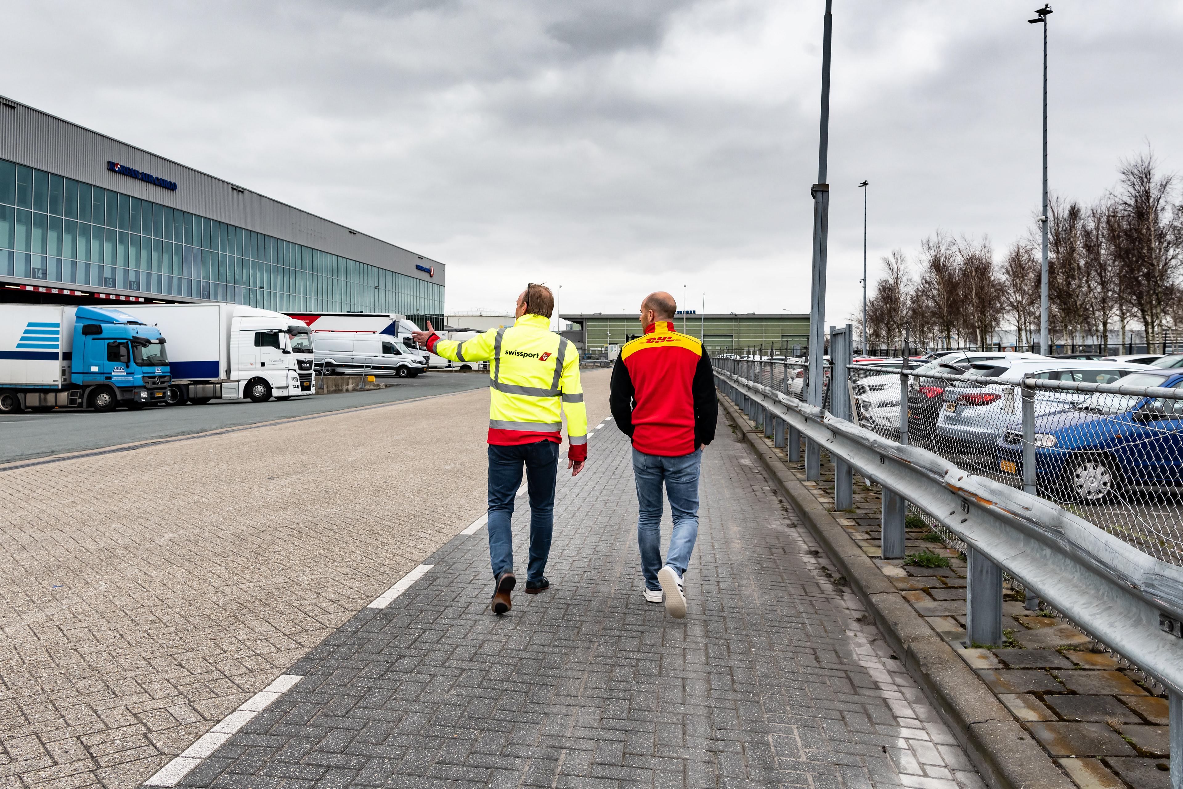 Directeuren van DHL Nederland en Swissport aan de wandel tijdens het terug lopen na een fotoshoot voor Cargonews Nederland te Schiphol. Jeroen Gilling