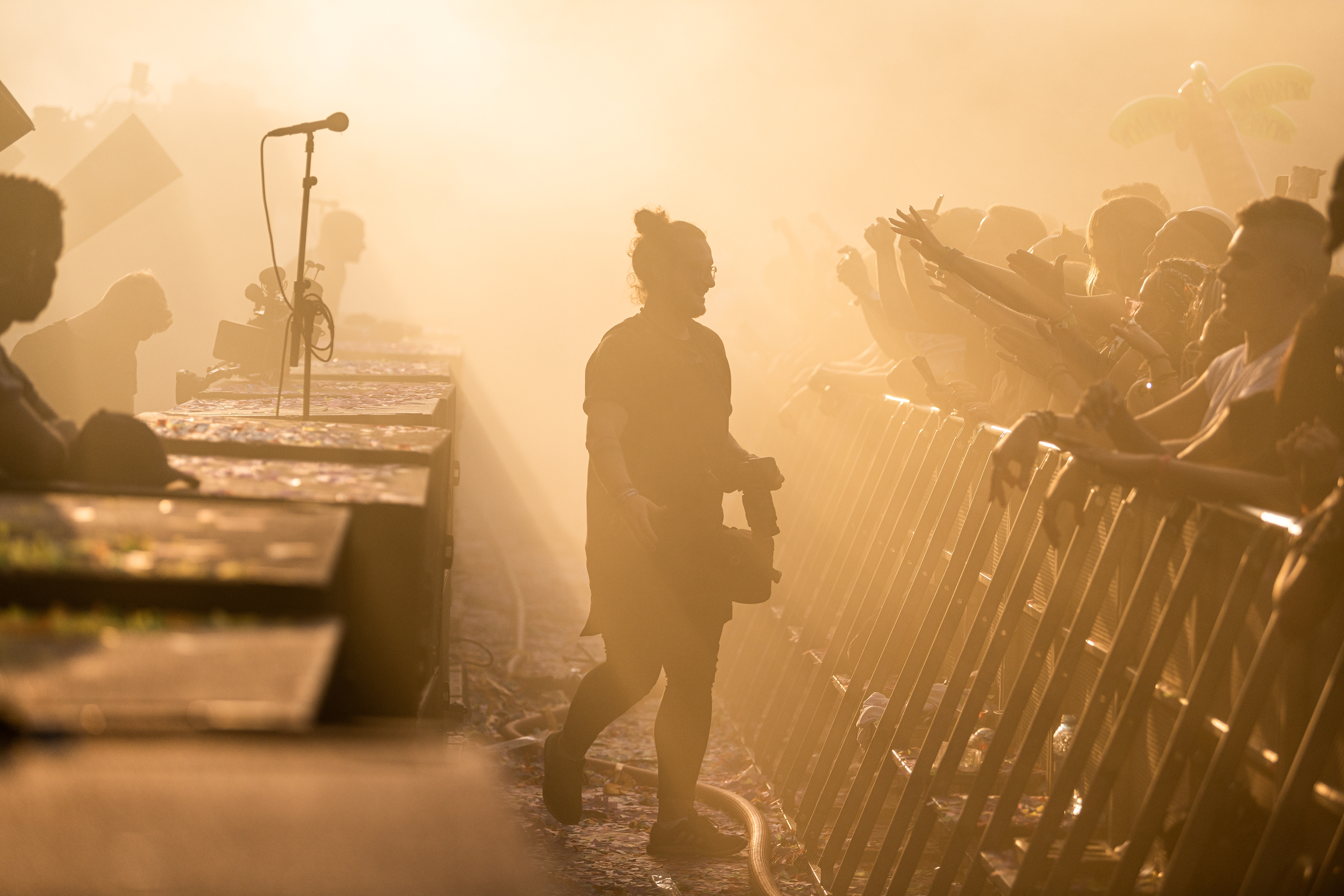 Mysterland 2019 op de foto Aleksander fotograaf en videograaf die het publiek groet. Locatie Haarlemmermeer, Nederland.