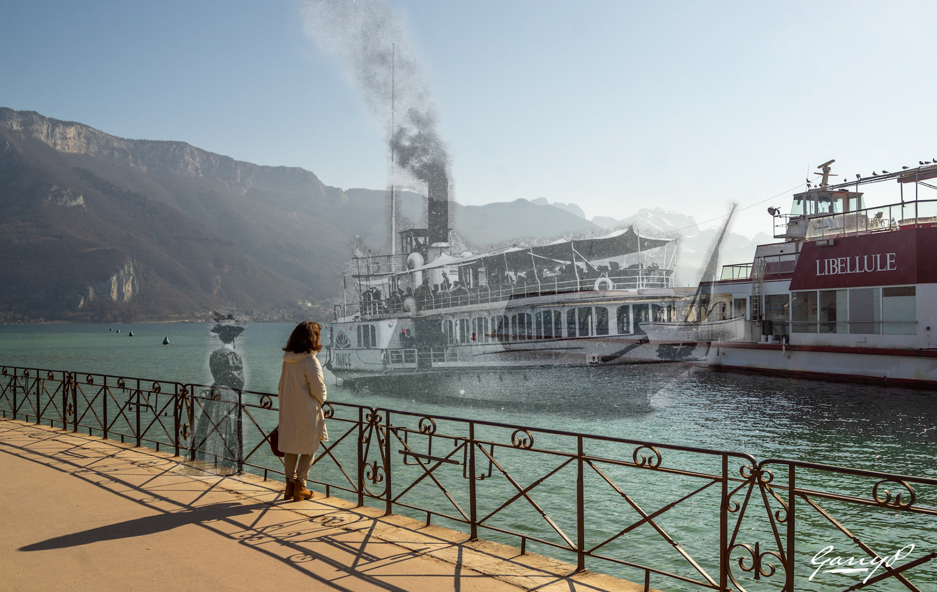 Un autre exemple d'images à exposition hyperlongue où une image composite combinant une carte postale de la fin du 19e siècle est fusionnée avec la façon dont le lieu apparaît aujourd'hui. Ici, nous voyons les femme present et passe quie regardent les bateauxAnother example of Hyperlongexposure images where a composite image combining a postcard from the late 19th century is merged with how the location appears today. Here we see women from the past and present watching the boats