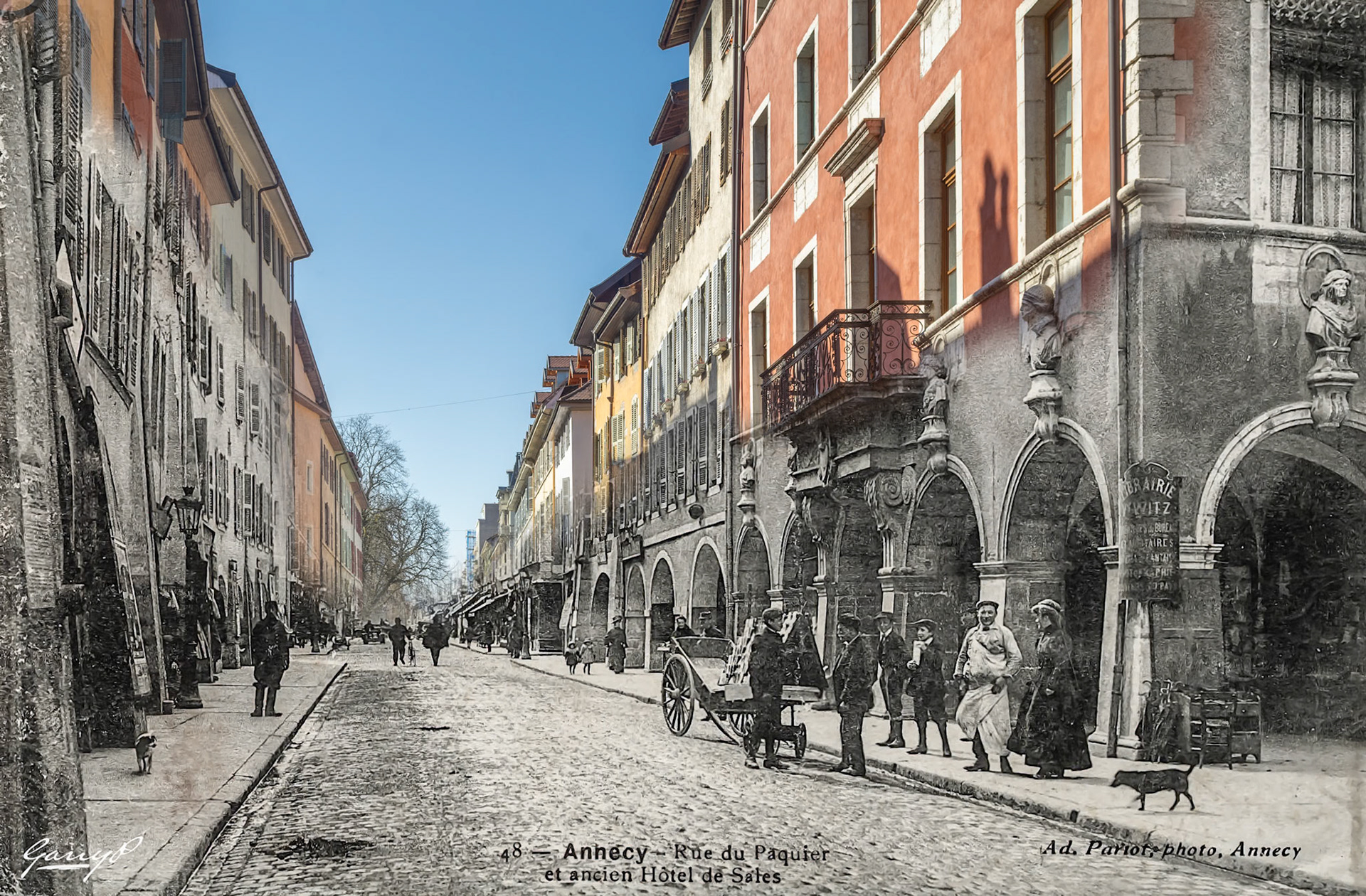 Un autre exemple d'images à exposition hyperlongue où une image composite combinant une carte postale de la fin du 19e siècle est fusionnée avec la façon dont le lieu apparaît aujourd'hui. Ici, nous voyons avec des gens qui marchent dans la rue et une charretteAnother example of Hyperlongexposure images where a composite image combining a postcard from the late 19th century is merged with how the location appears today. Here we see people in the street with a cart