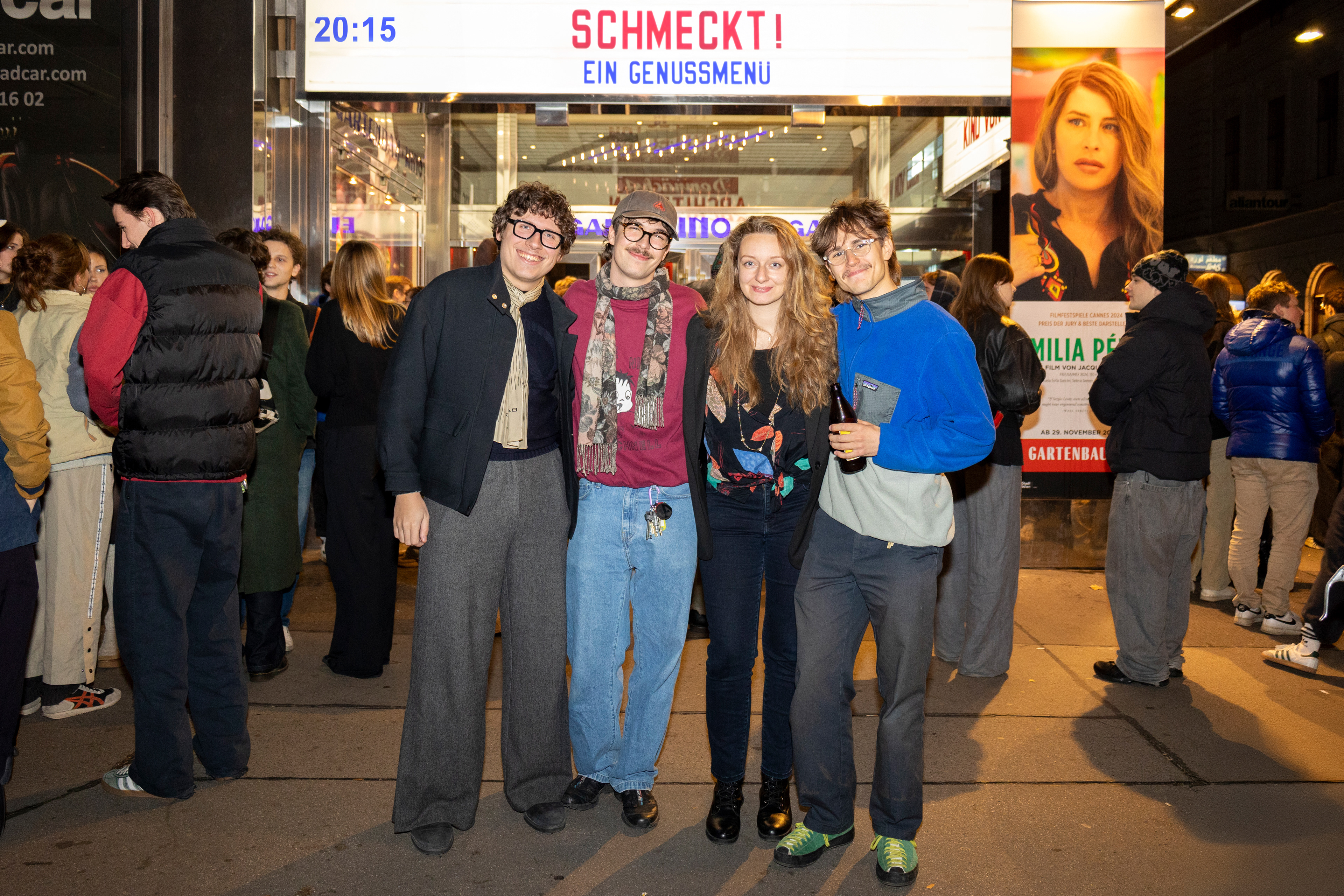 Milan Konrad, Xaver Haiden, Julia Mikusch und Julian Köppl vorm Gartenbaukino