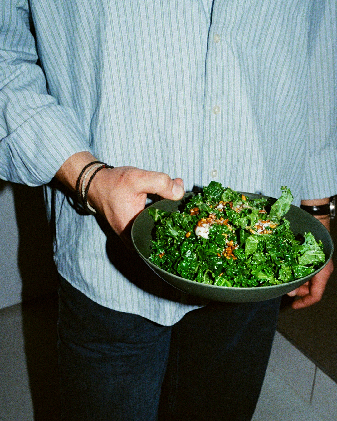 Foto von einer Person sie hält einen Salat vom Restaurant DasDrittl in der Hand.