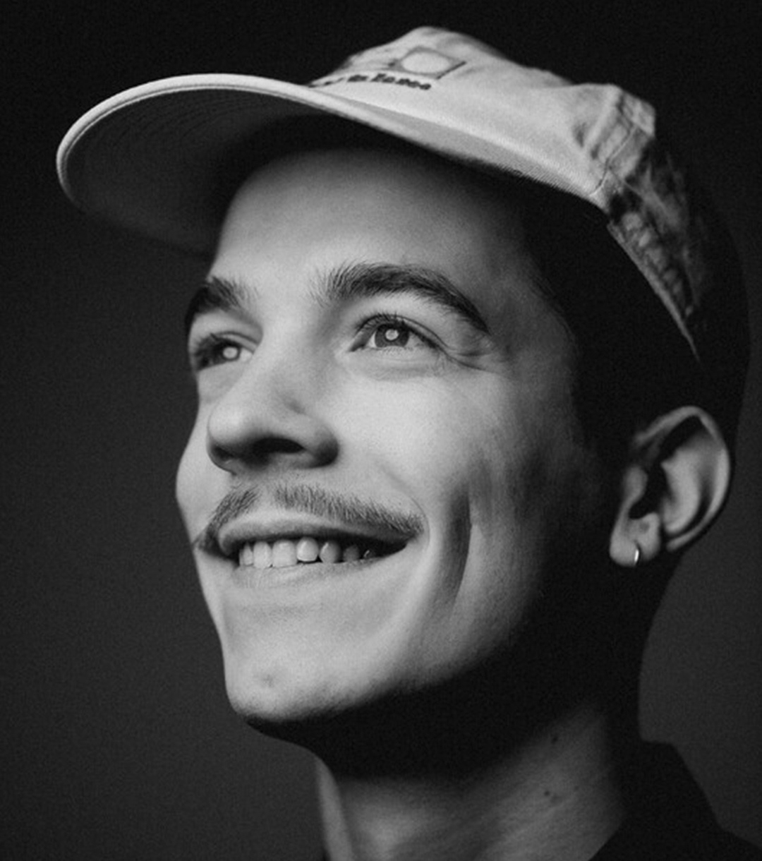 Ein Portraitfoto des Regisseurs des Films"TSHEGL", Philipp Silbernagl.