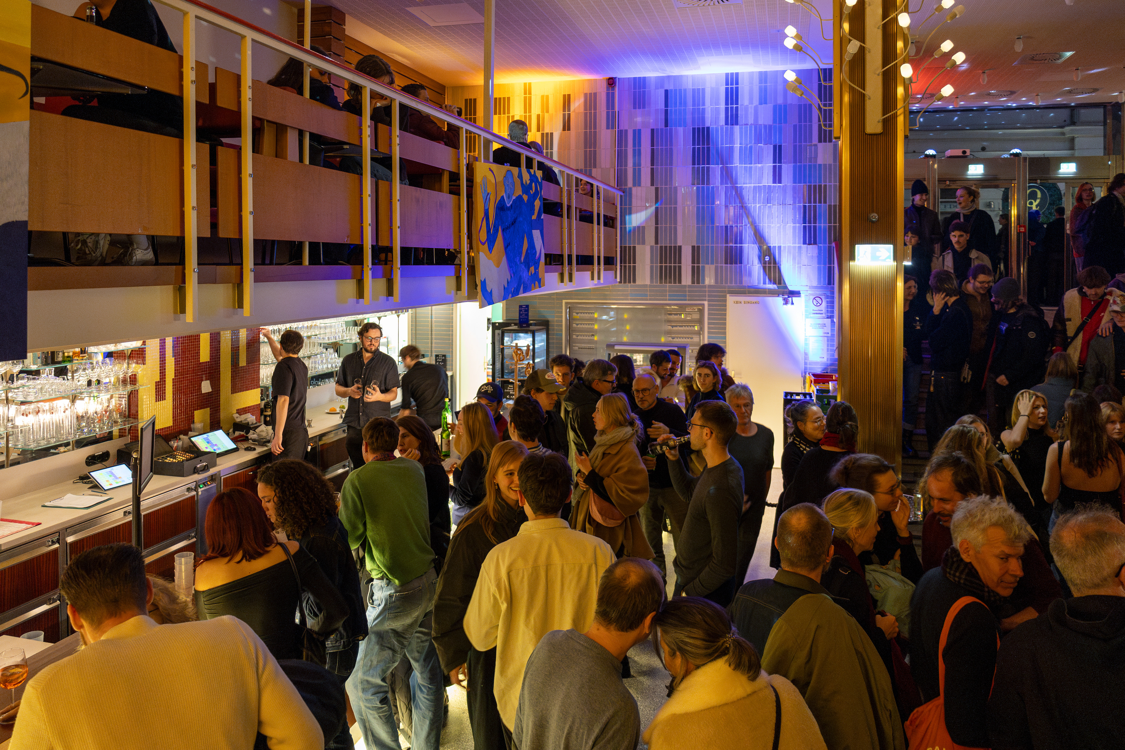 Die Bar im Gartenbaukino voller Menschen
