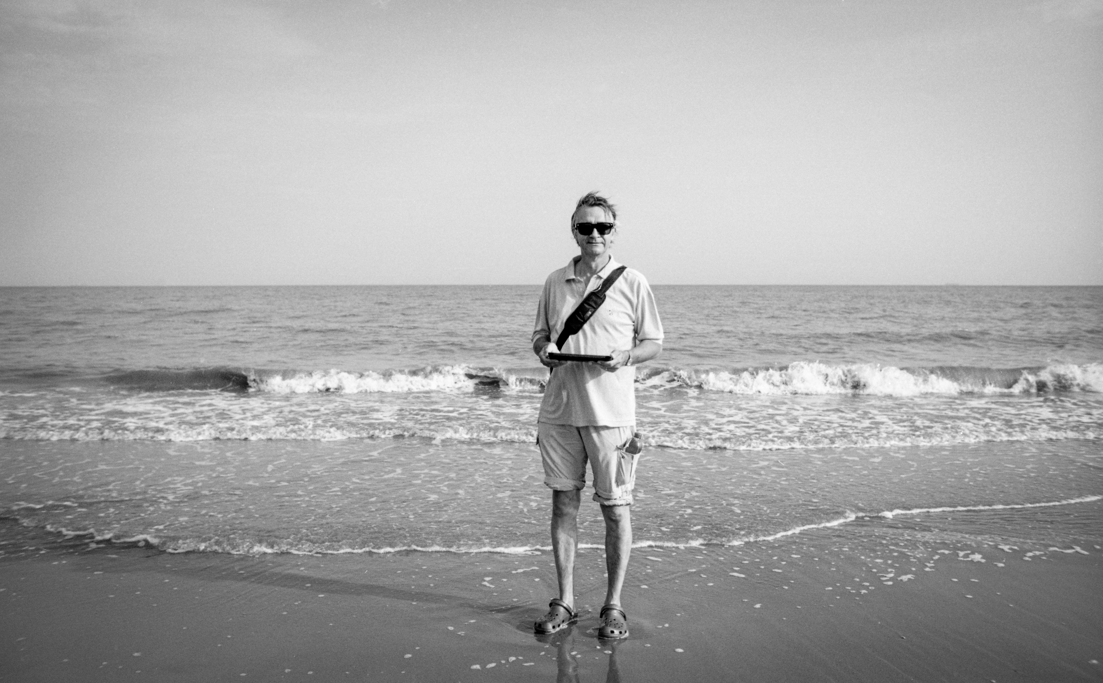 De Haan, vroeg uit de veren - 07.2019 "Ik verblijf hier vlakbij en neem 's ochtends de tram naar De Haan, om dan zo terug te wandelen. Dit is een mooi stukje strand. Niet de bebouwingen van de kustplaatsen maar nog dat ongerepte."