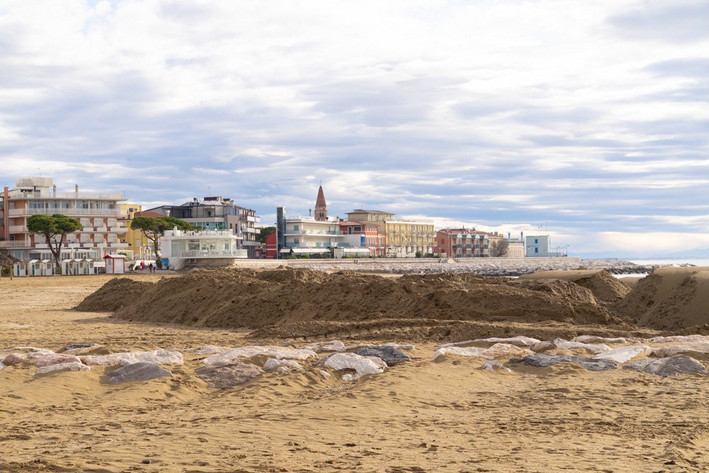 Caorle, artificial sand, preseason, Vorsaison, Strand und Häuser, bewölkter HImmel,  foto rena leeb, 