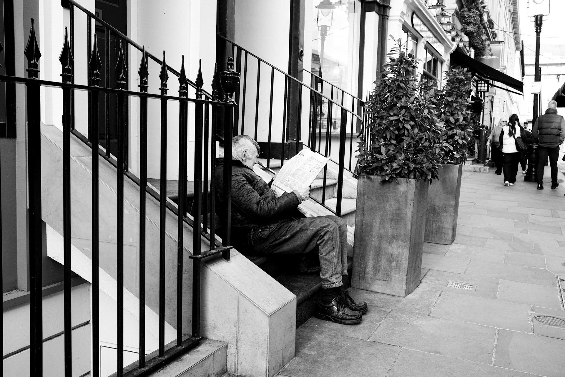 "Man at Portobello Market, London" 20220318 X100V 1/250 f/5.6 ISO 640