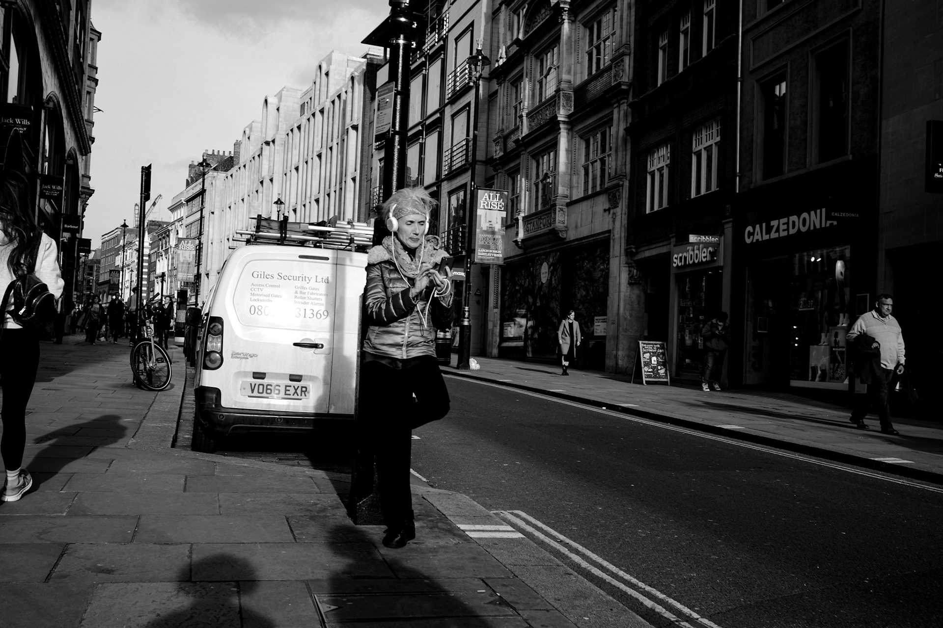 "Woman on the street of London" 20220315 X100V 1/250s f/5.6 ISO 160