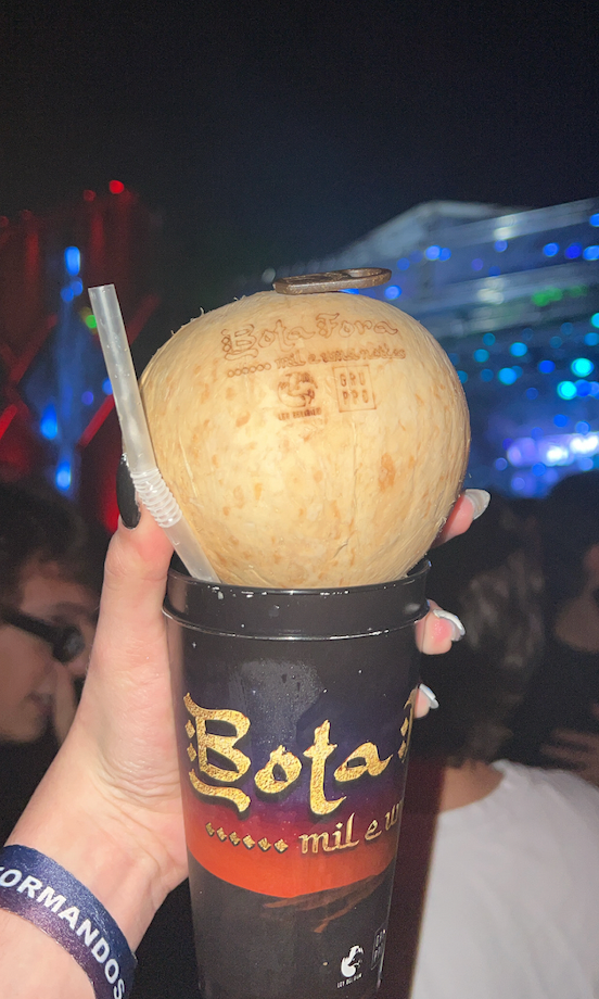 Copo + Coco timbrado com logo da festa, durante o evento