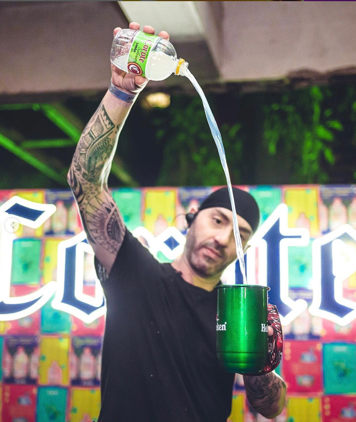 Bar ativado com lambe lambes, foto durante evento