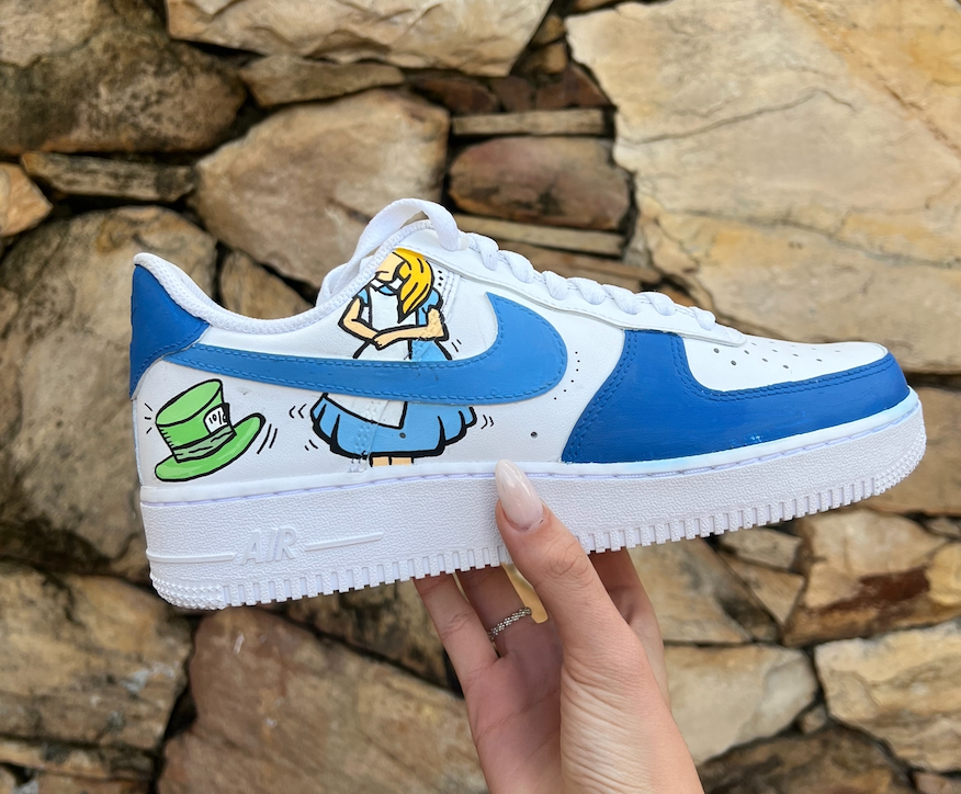Tênis customizado à mão