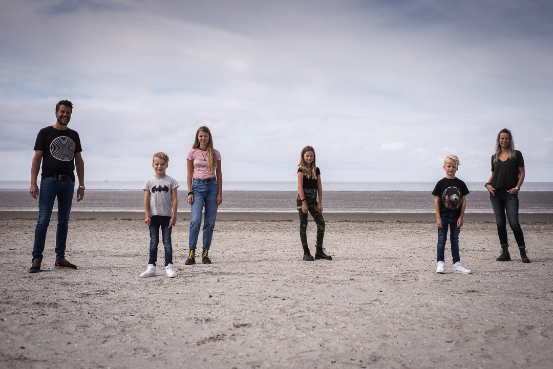 groepsfoto's op het strand van Harlingen.