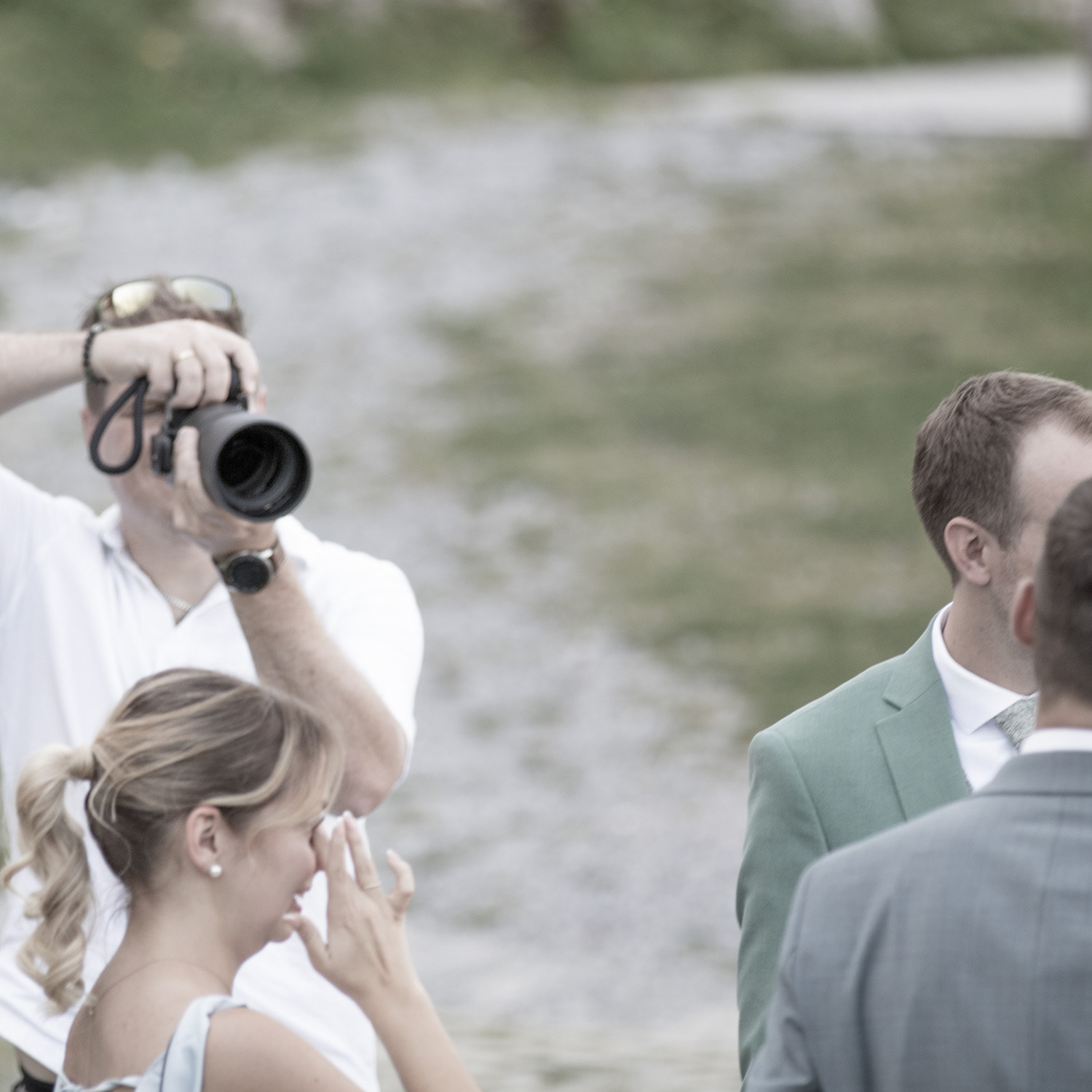 Flo Steinweg Photography. Fotograf abseits einer Gruppe und durch ein Teleobjektiv nah dran an den Emotionen.