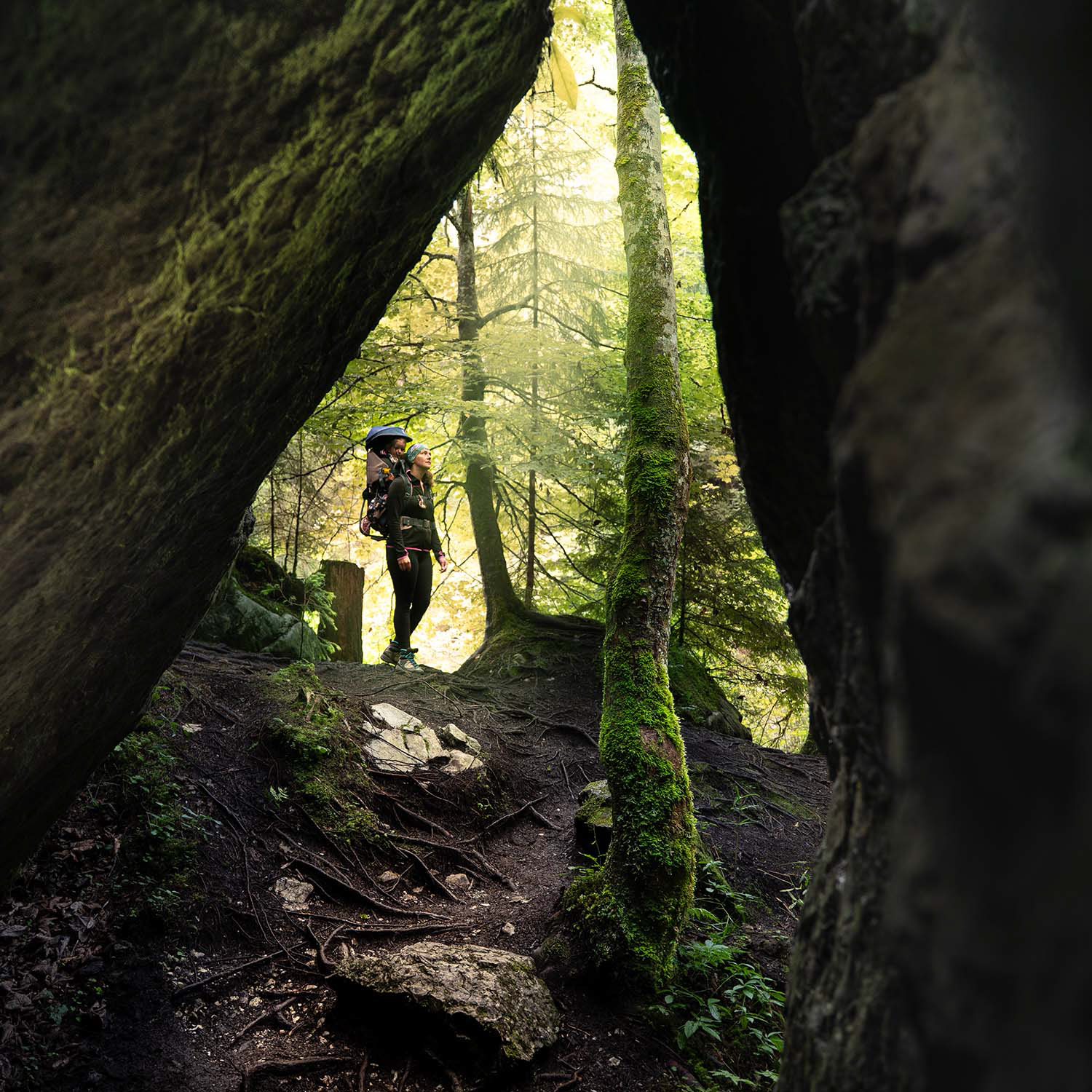 Frau mit Baby beim Wandern in Berchtesgaden