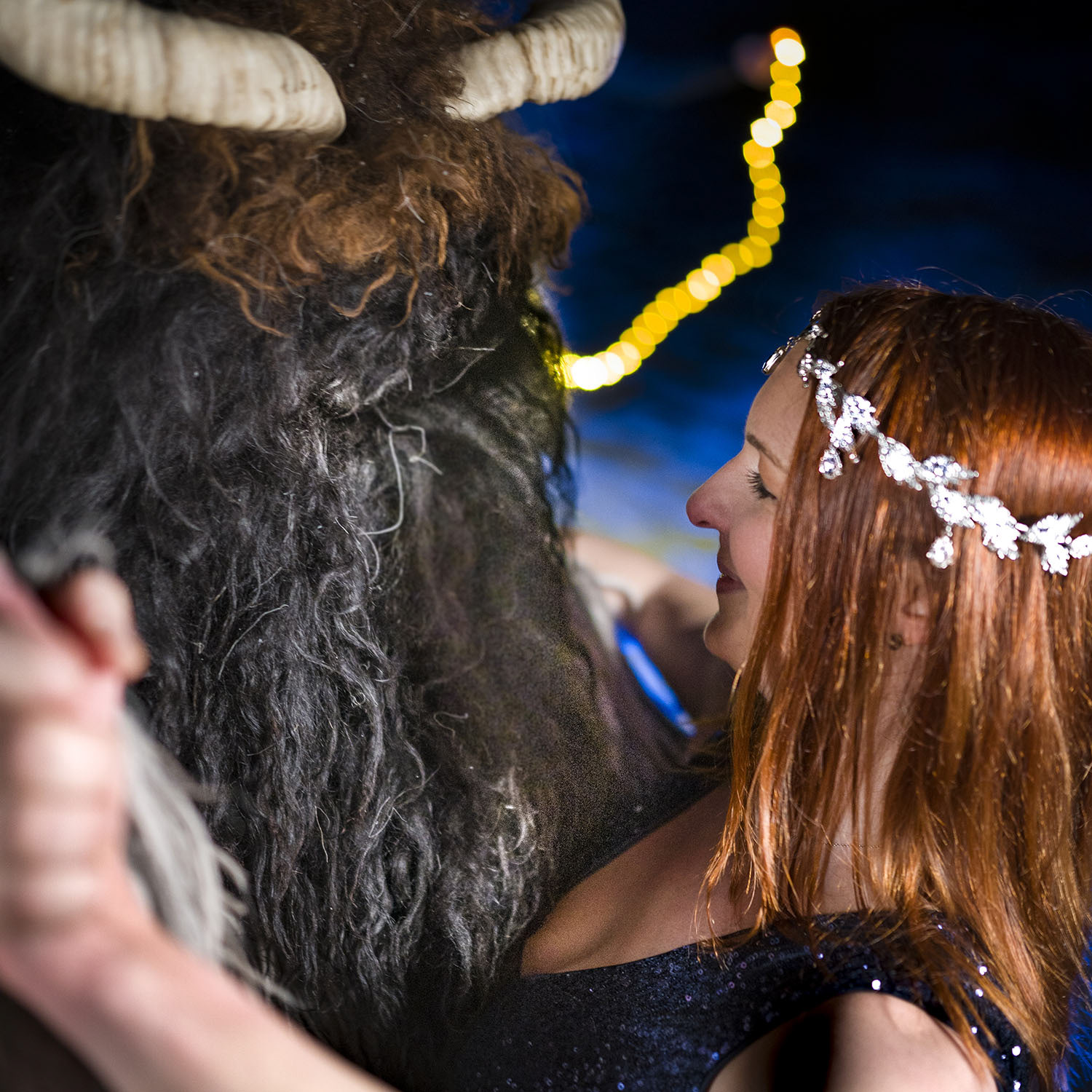 Fotoshooting mit Model im Ballkleid und einem Mitglied von Börwangs Klausen im Allgäu