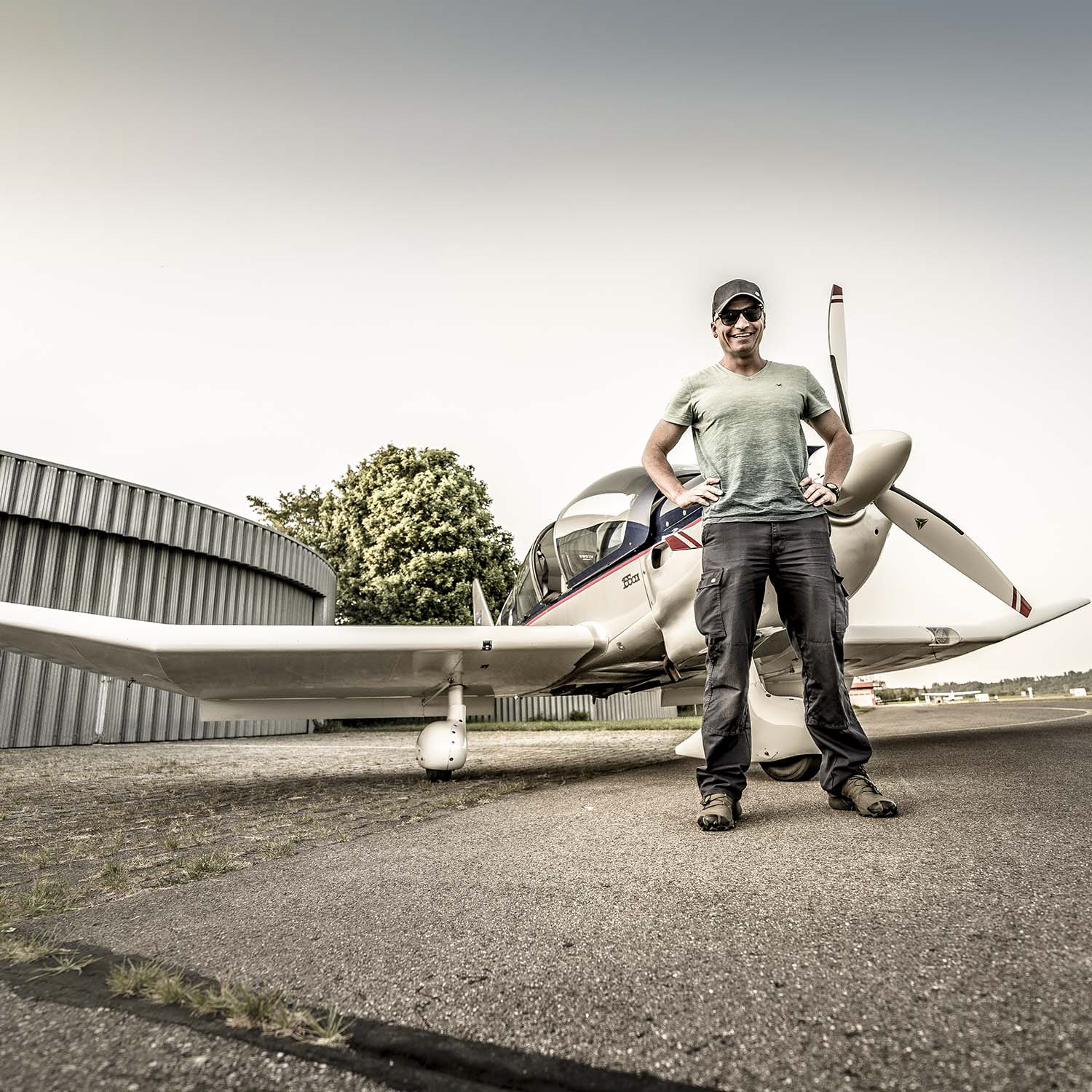 Pilot mit Flugzeug im Unterallgäu
