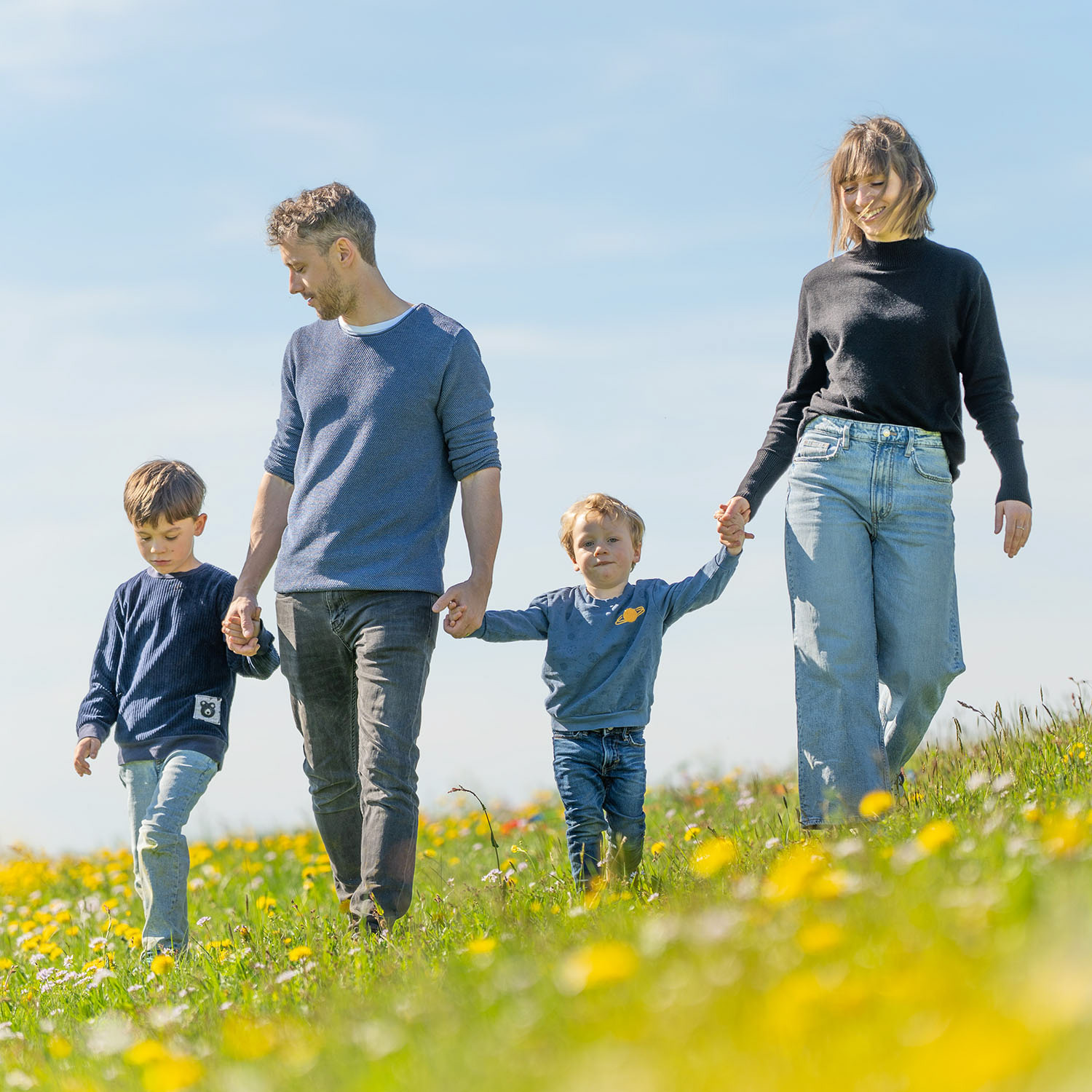 Glückliche Familie im Allgäuer Frühling