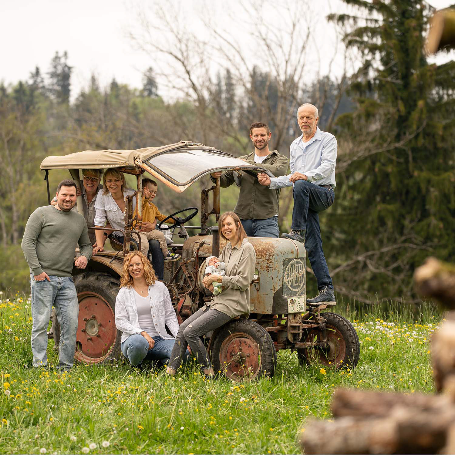 Familie mit Oldtimertraktor im Allgäu