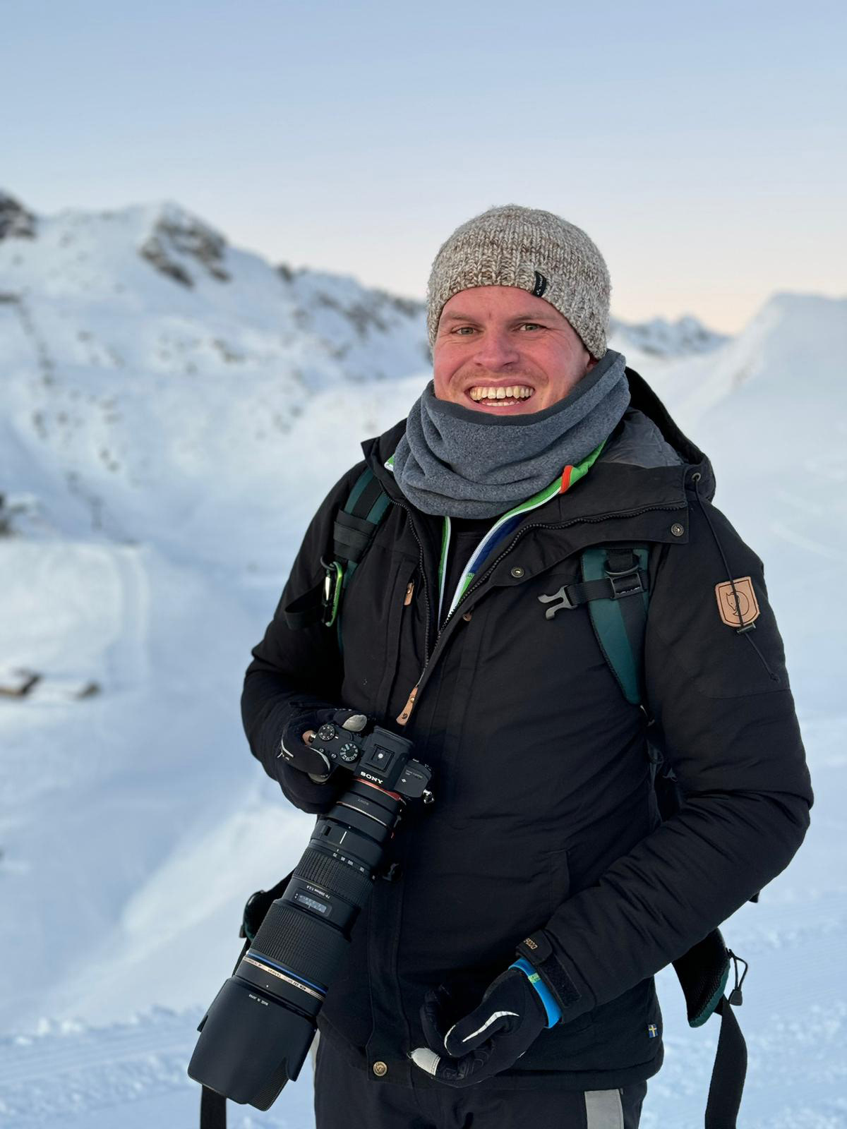 Fotograf Flo Steinweg mit Kamera auf dem Nebelhorn bei Oberstdorf – Outdoor- und Hochzeitsfotografie in den Allgäuer Alpen