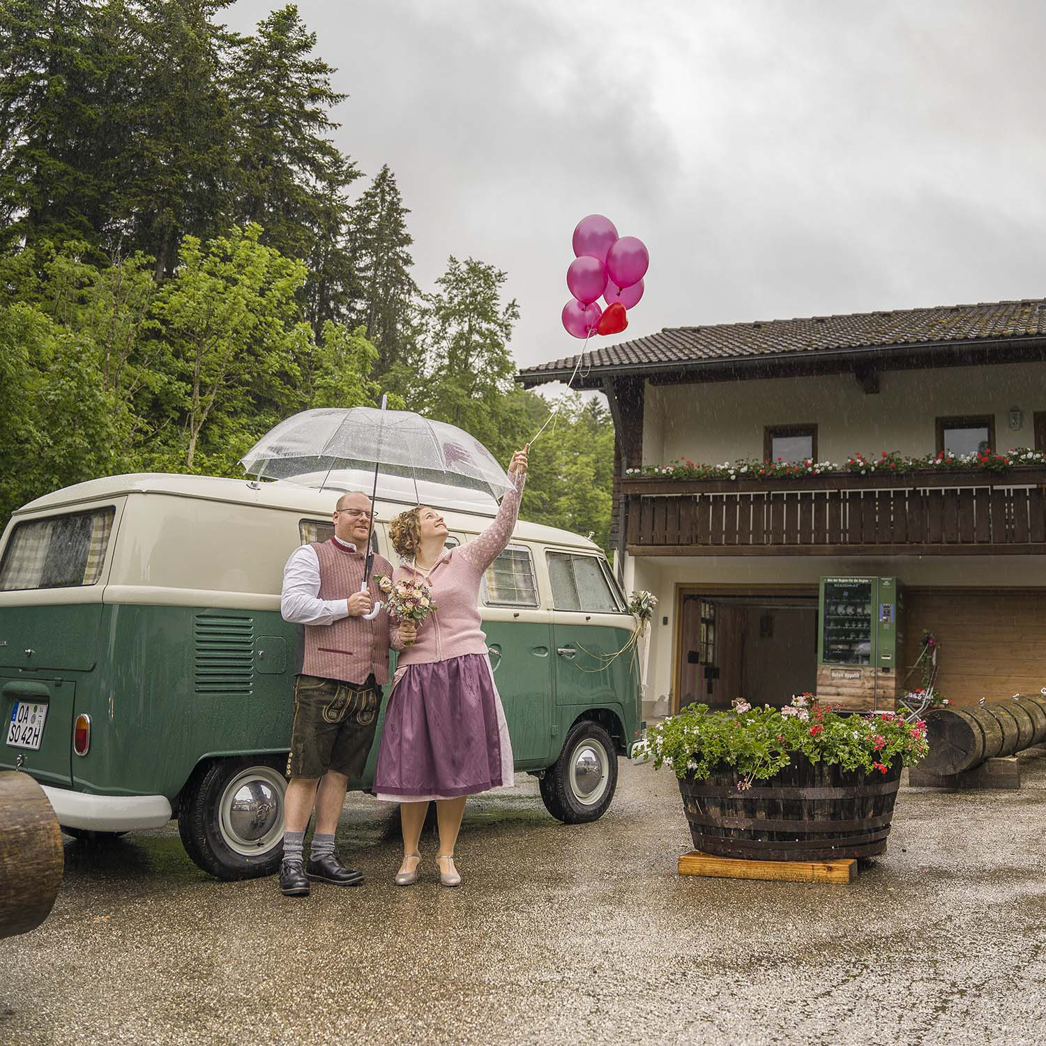 Trachtenhochzeit mit Bulli in Waltenhofen