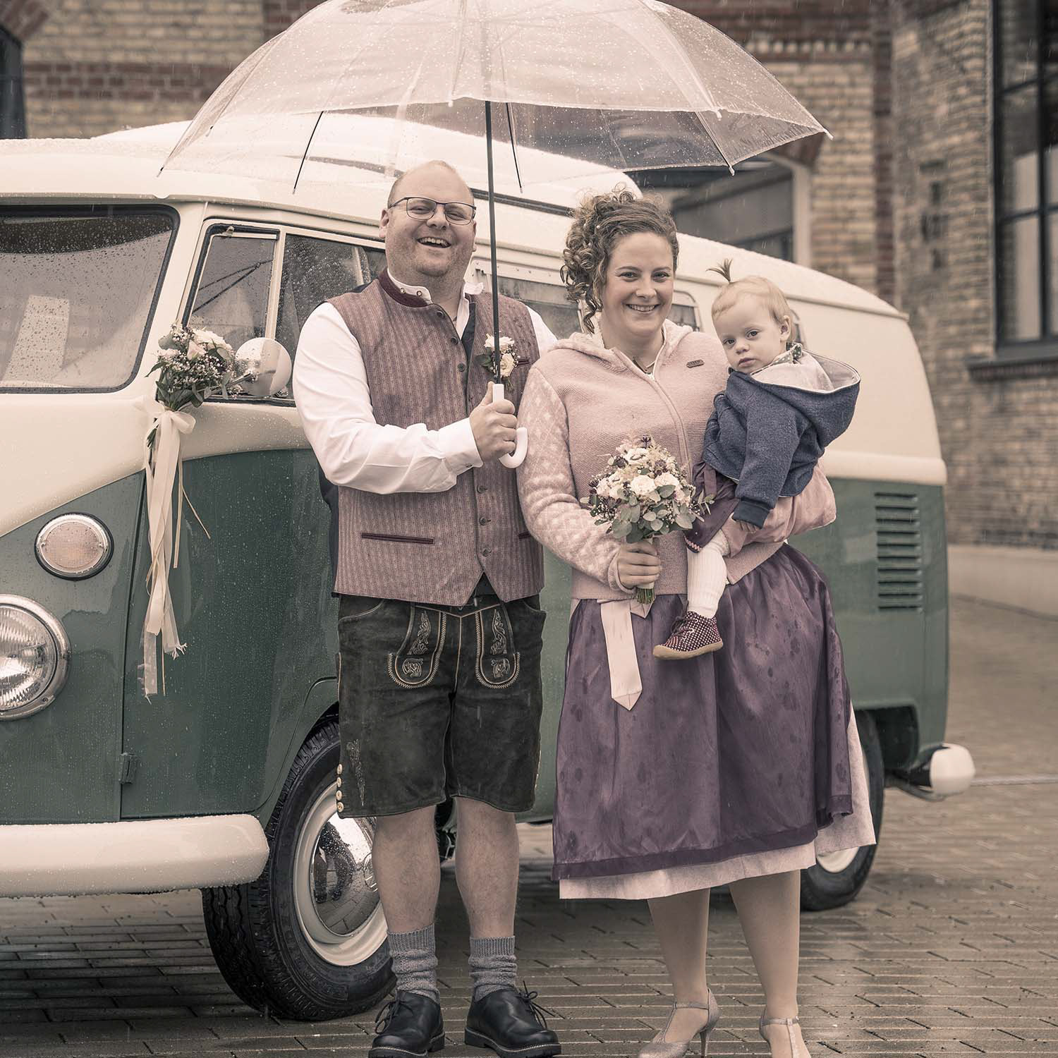 Eine Familie unter dem Regenschirm beim Fotoshooting in Kempten.