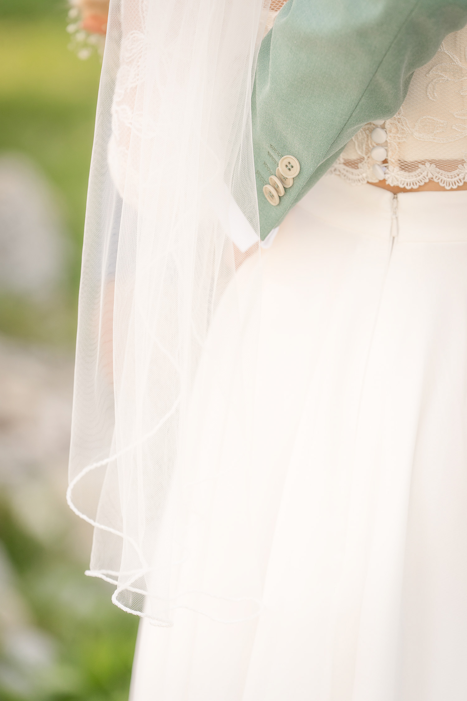 Detailaufnahme einer Hochzeit in den Alpen.