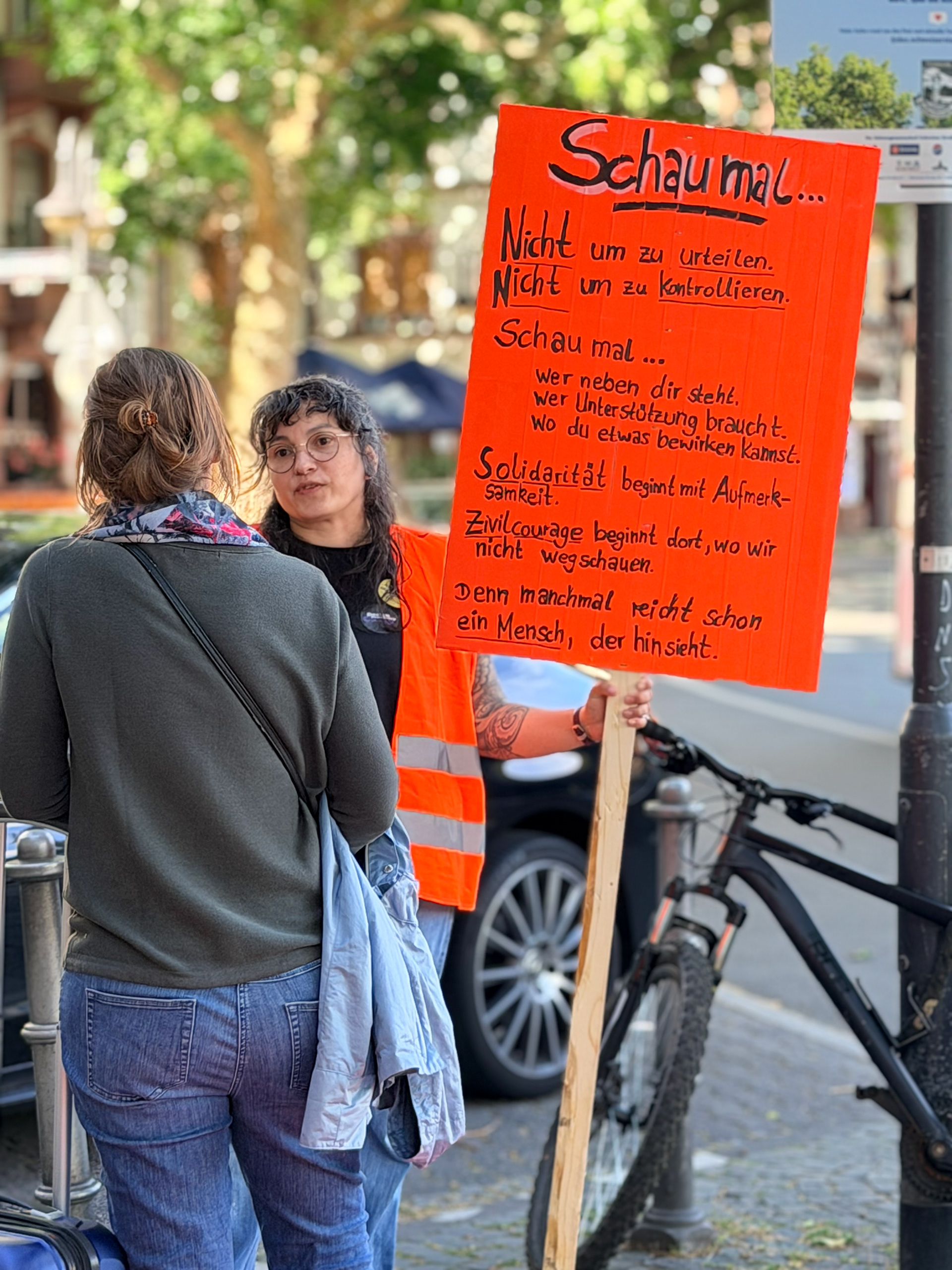 Teilnehmende des Workshops bei der Intervention am Frankfurter Südbahnhof