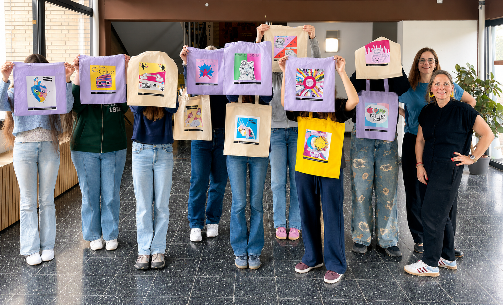 Teilnehmende des Workshops "Memes for Democracy" und Prof. Silke herwig & Prof. Daniela Reuß