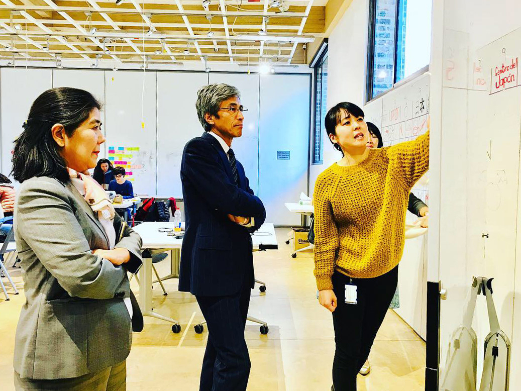 The Ambassador of Japan to Colombia, Keiichiro Morishita and the coordinatot of the Japan Center, Kayoko Uchida looking at the students working process.