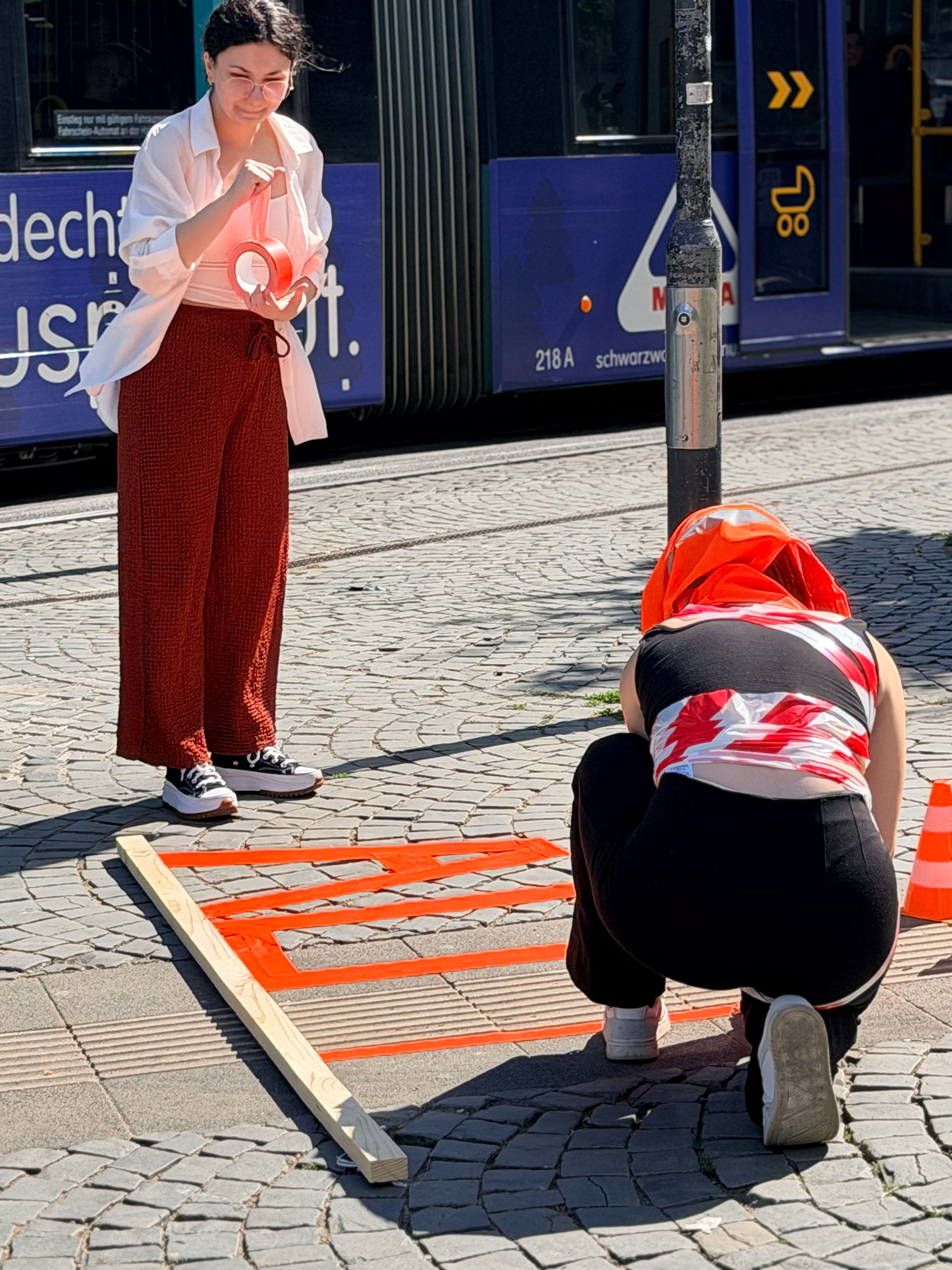Teilnehmende des Workshops bei der Intervention am Frankfurter Südbahnhof