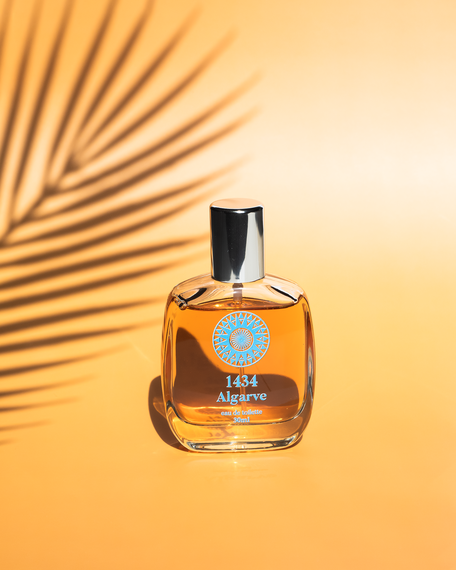 Light-driven fragrance still life