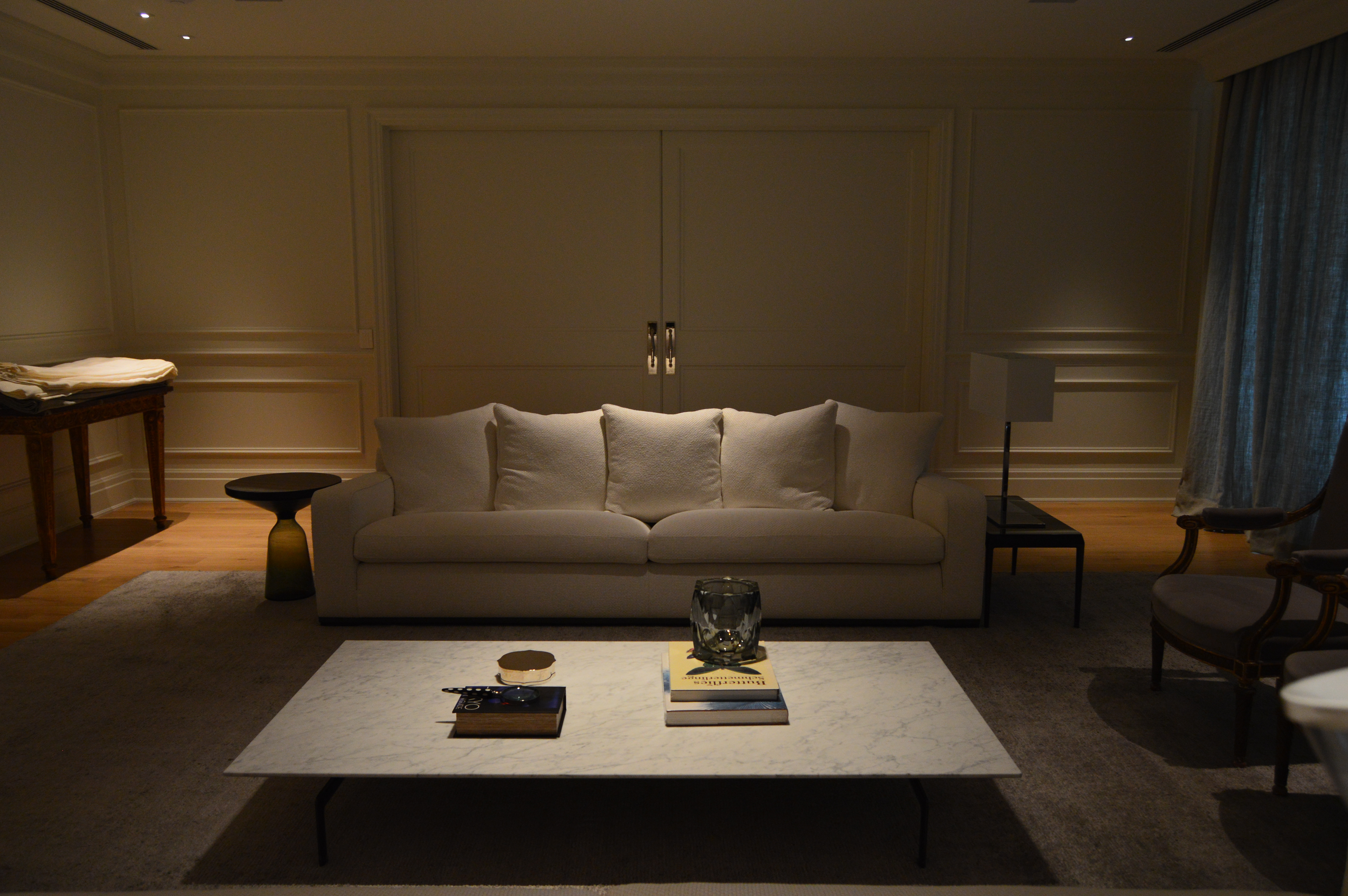 Living - Projeto AKP - Rodapés, portas, guarnições e boiseries