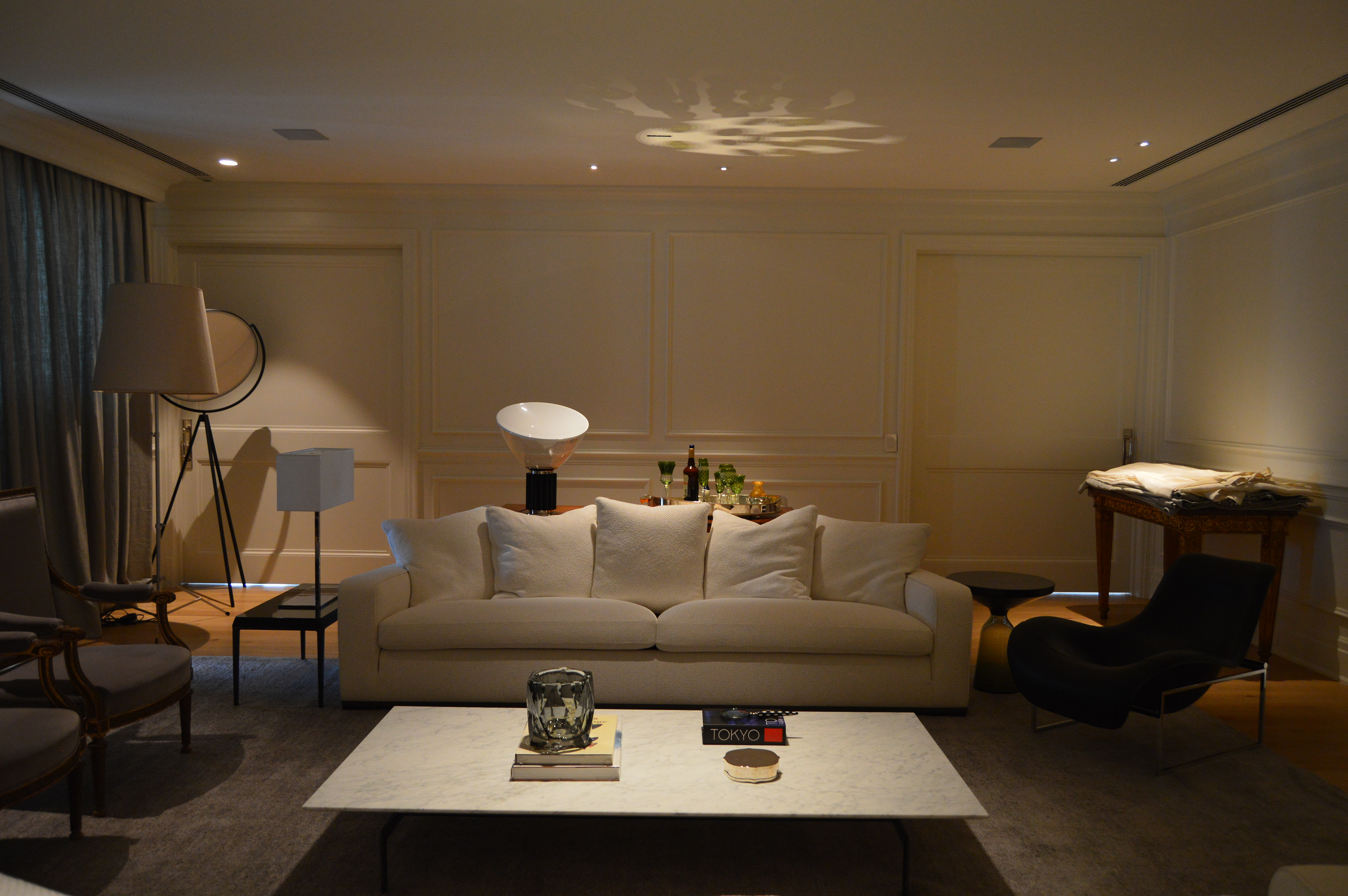 Living - Projeto AKP - Rodapés, portas, guarnições e boiseries