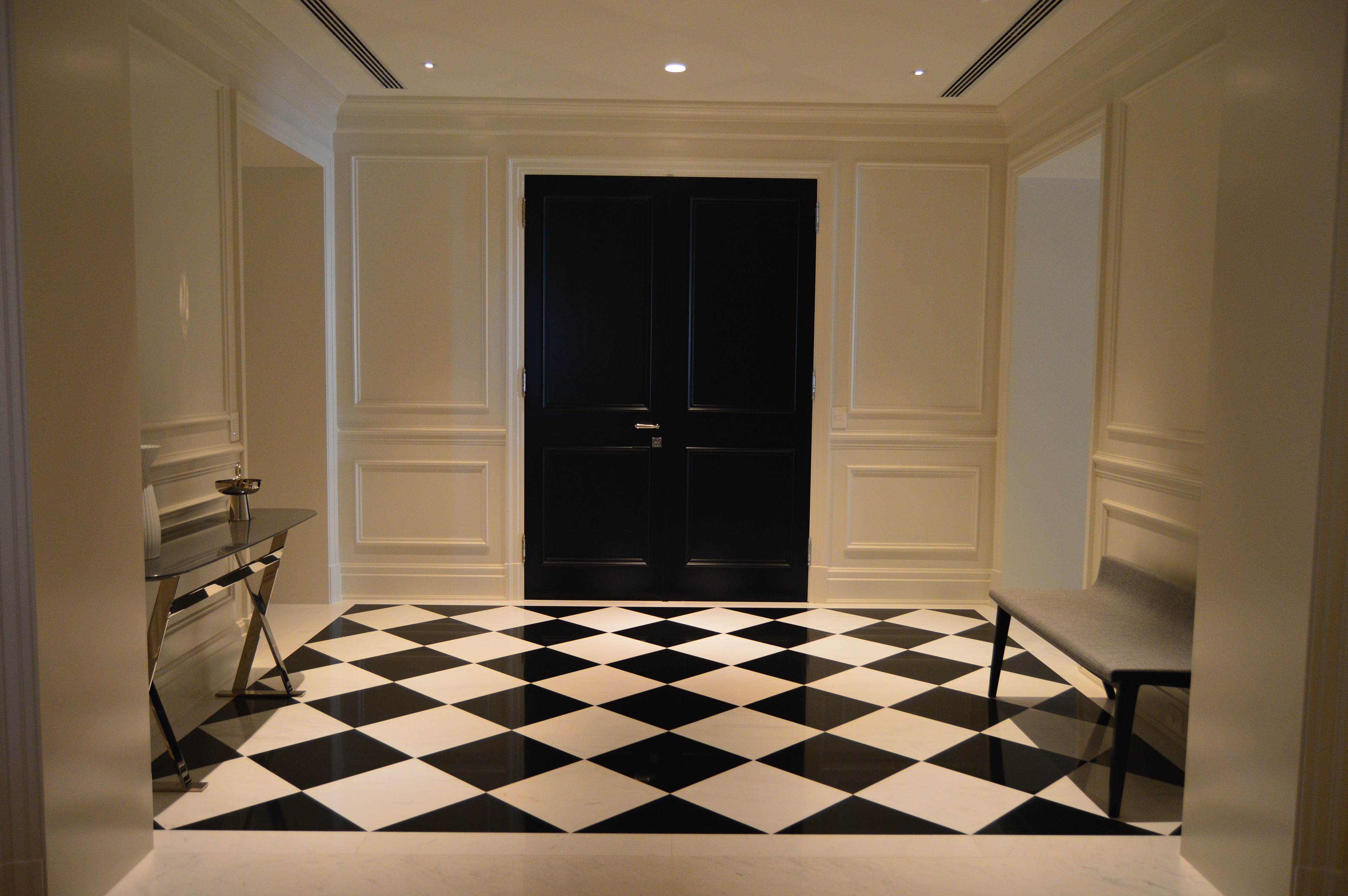 Hall de entrada - Projeto AKP - Rodapés, rodameios, boiseries, portas e guarnições