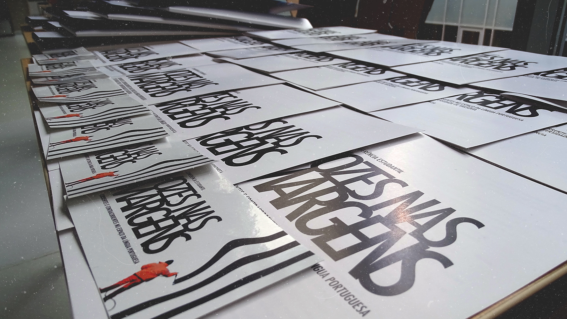 Julian Konopelski. Konferencja Vozes nas Margens, Uniwersytet Warszawski. Design materiałów.