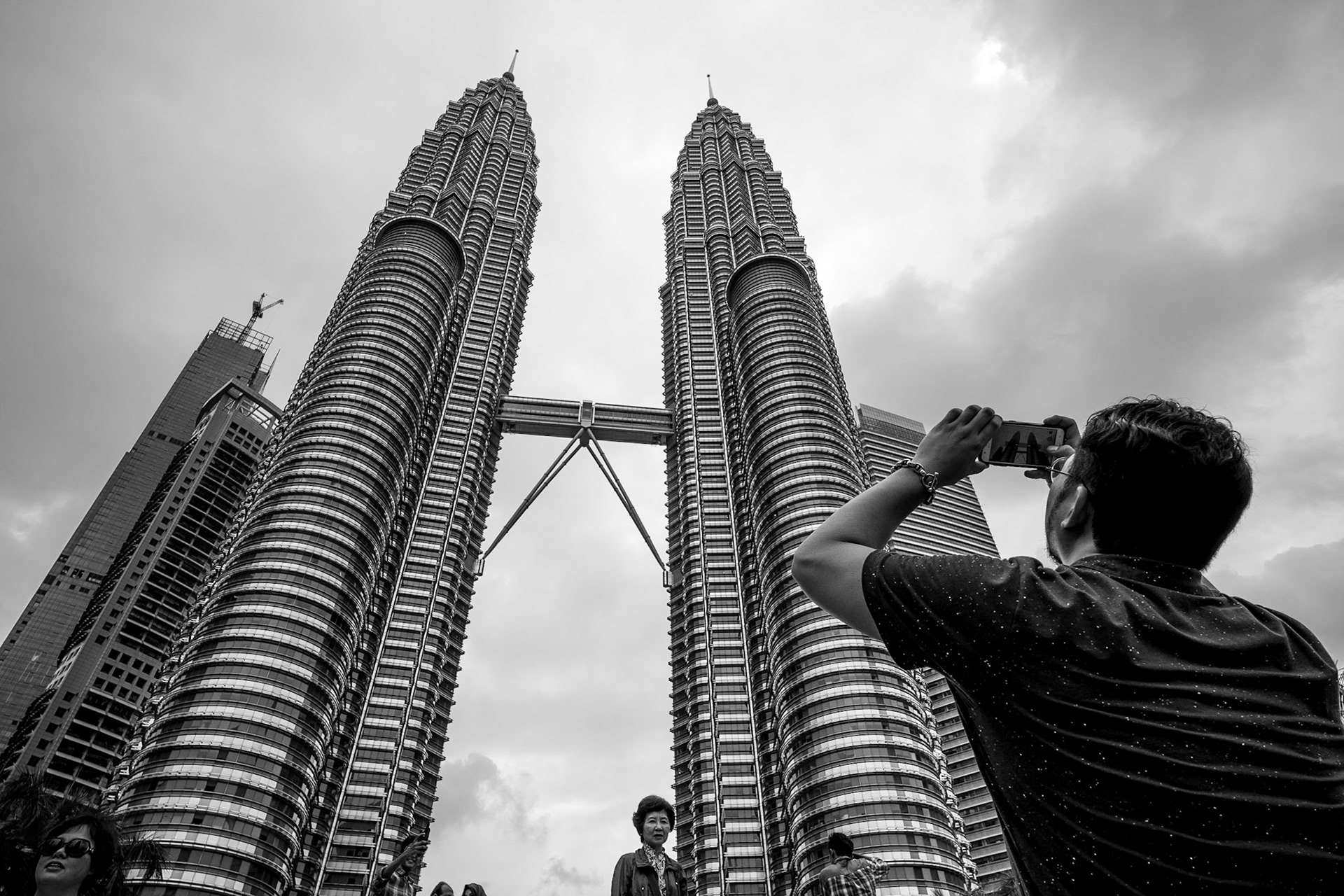 Tourist at the Petronis Towers, Kuala Lumpur, Malaysia. Leica M10, 21mm Super Elmar, f/8 @1/250 ISO 100 (hyperfocal)