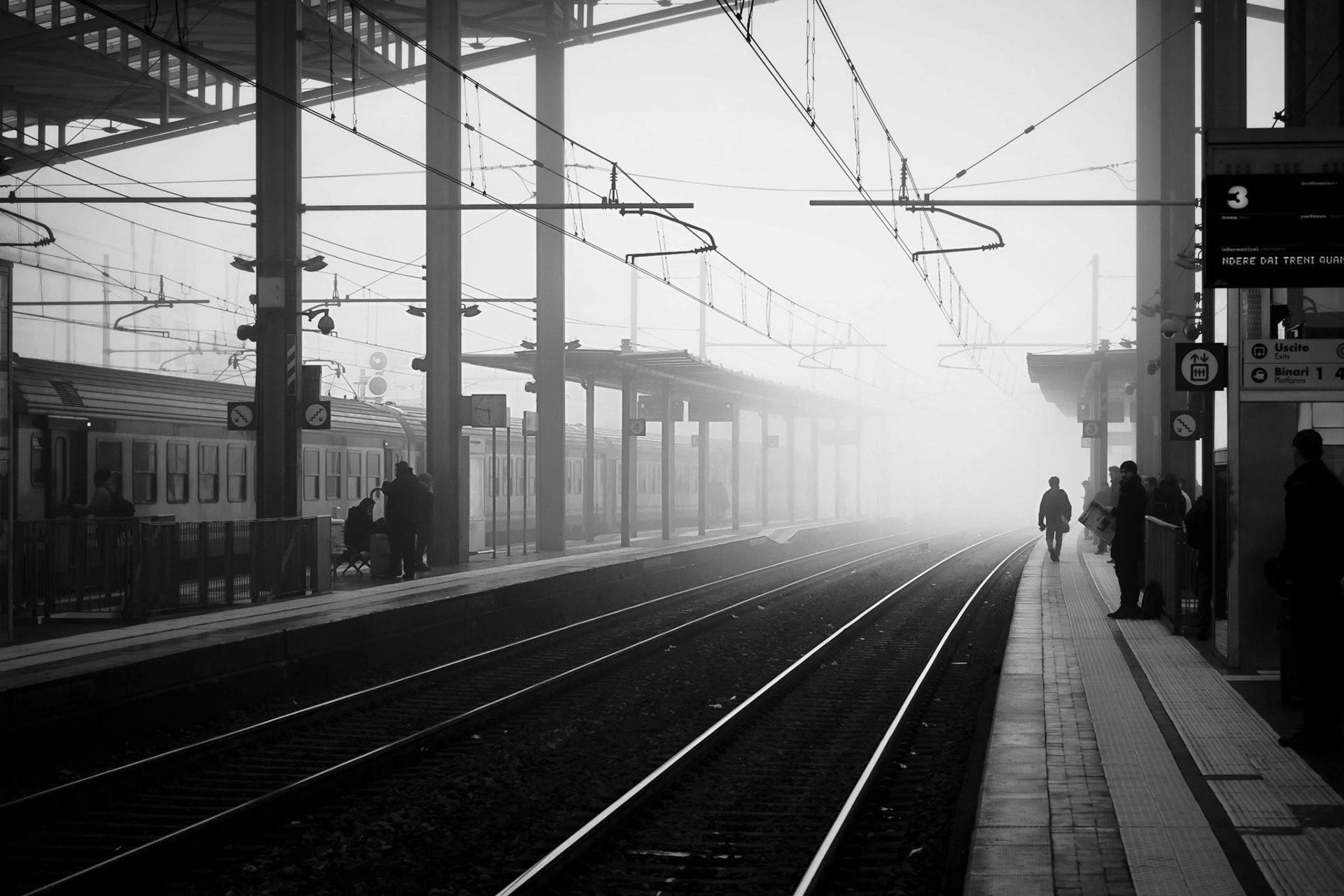 Nebbia sui binari della stazione
