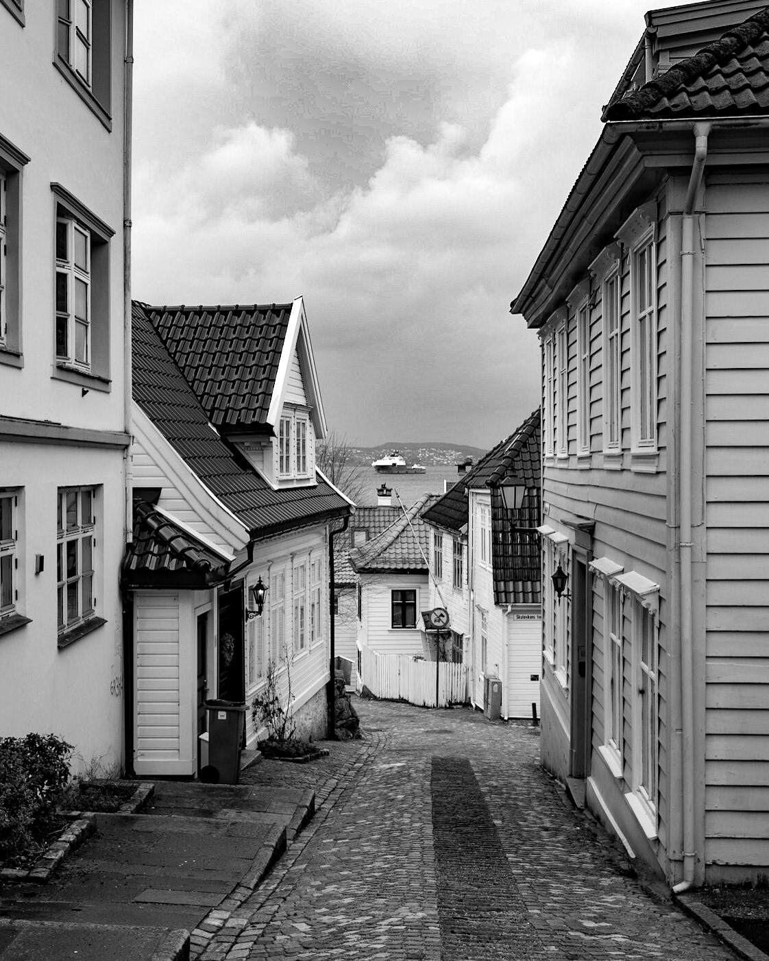 Gammel og ny tid. Bilde fra Skuteviksveien mot supplyskipet på Sandviksflaket.