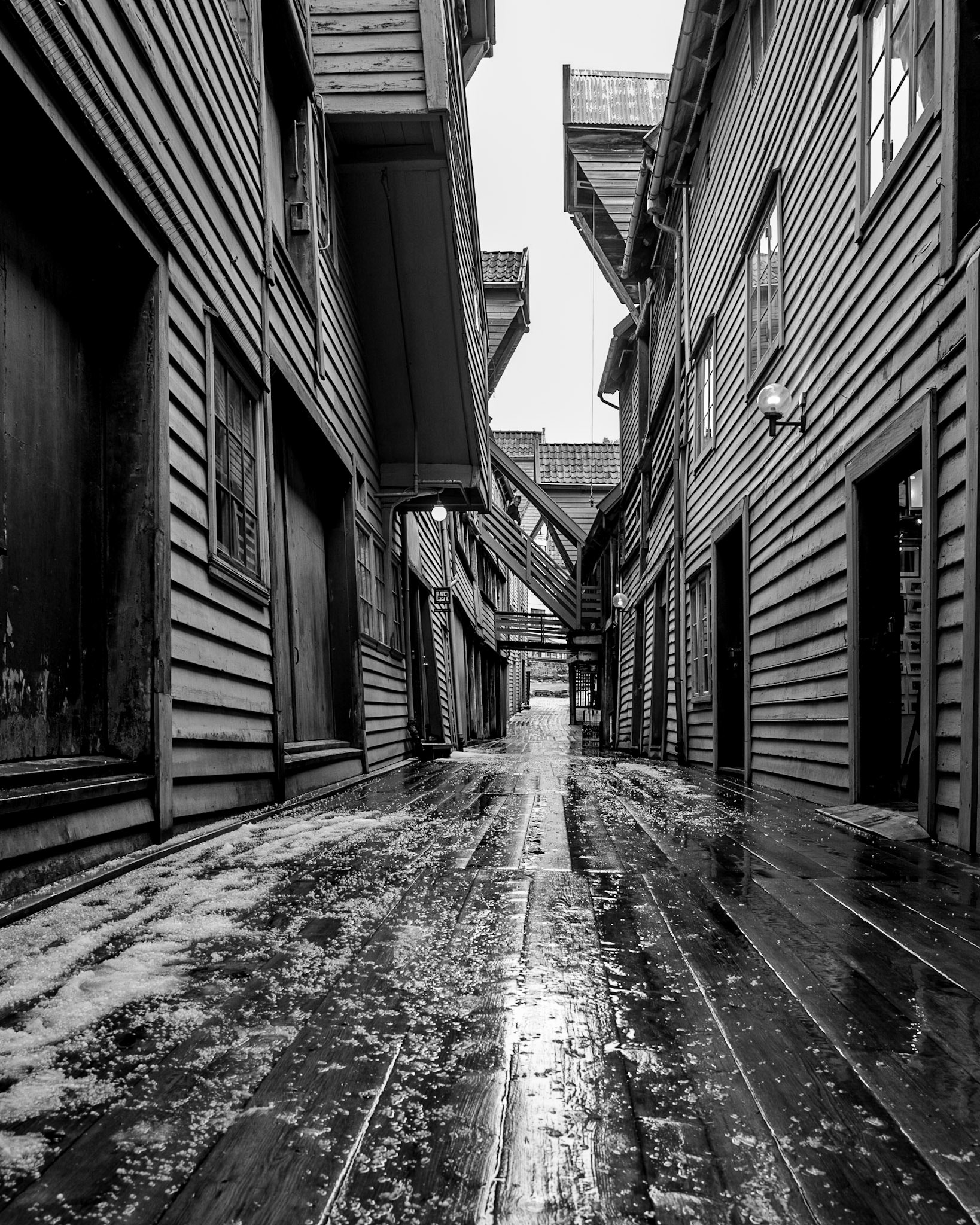 Bryggen i Bergen. Bredsgården til venstre og Enhjørningsgården til høyre.