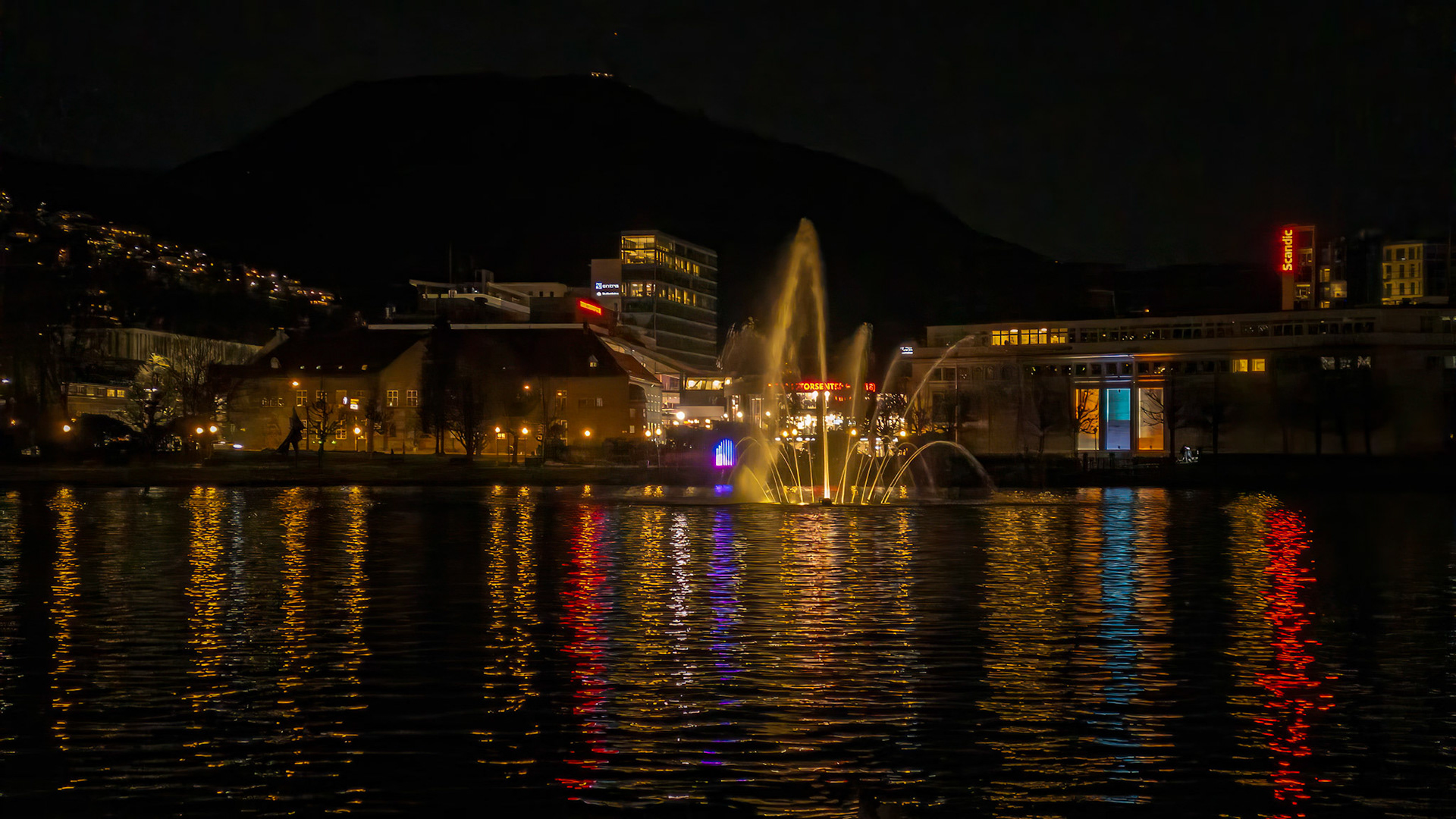 Utsikt fra Festplassen mot Biblioteket og Lysverket (Kode).På veggen til Lysverket vises en lys-installasjon av den skotske kunstneren Callum Innes 👌🏻.