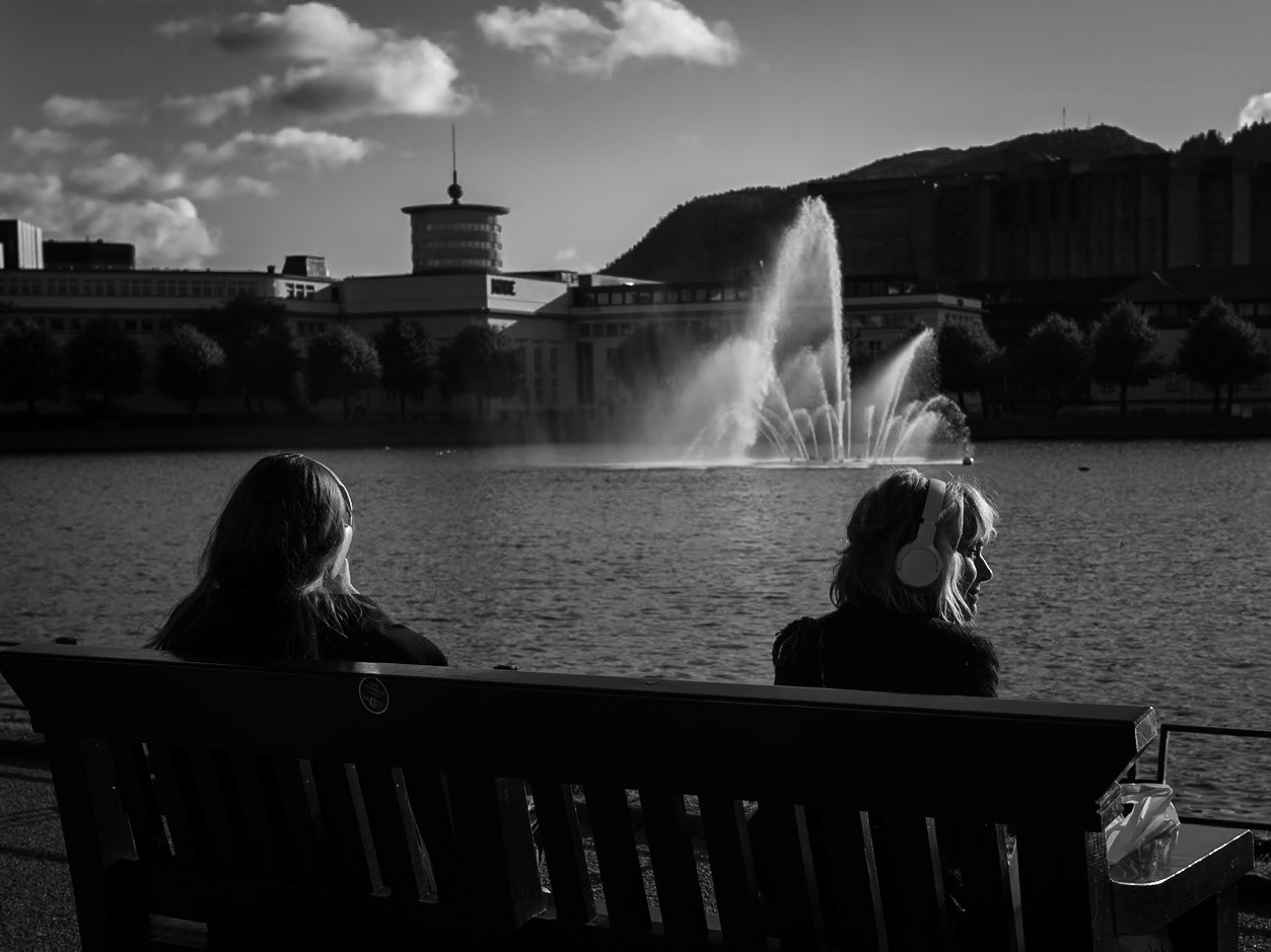 Ta deg rolig tid til å være lykkelig. Tiden er ingen motorvei mellom vuggen og graven, men plass til å parkere i solen. Phil Bosmans
