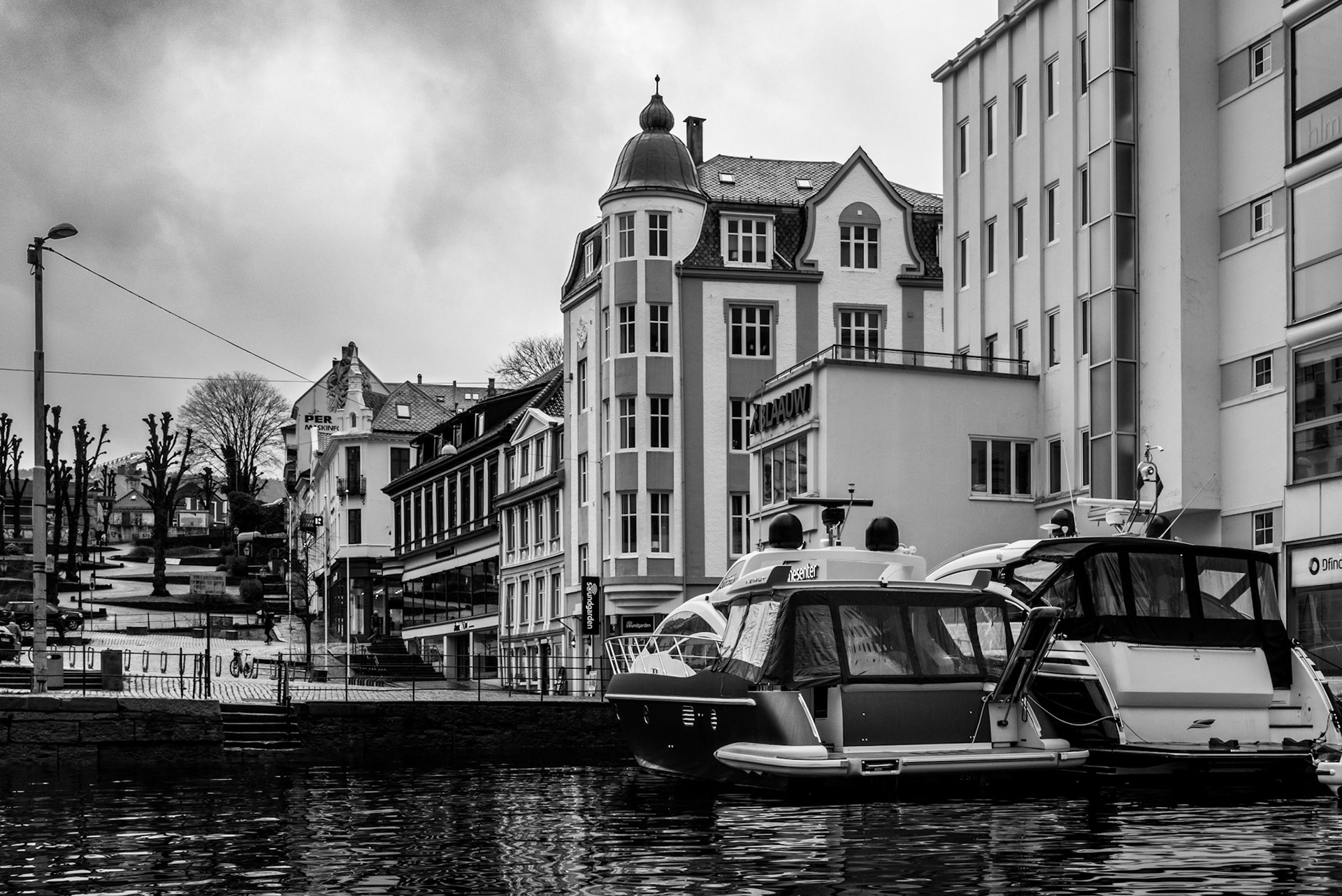 Mesteparten av all luksus og mange av de såkalte bekvemmelighetene her i livet kan ikke bare unnværes, men betyr en direkte hindring for en høyning av menneskeheten. Henry David Thoreau