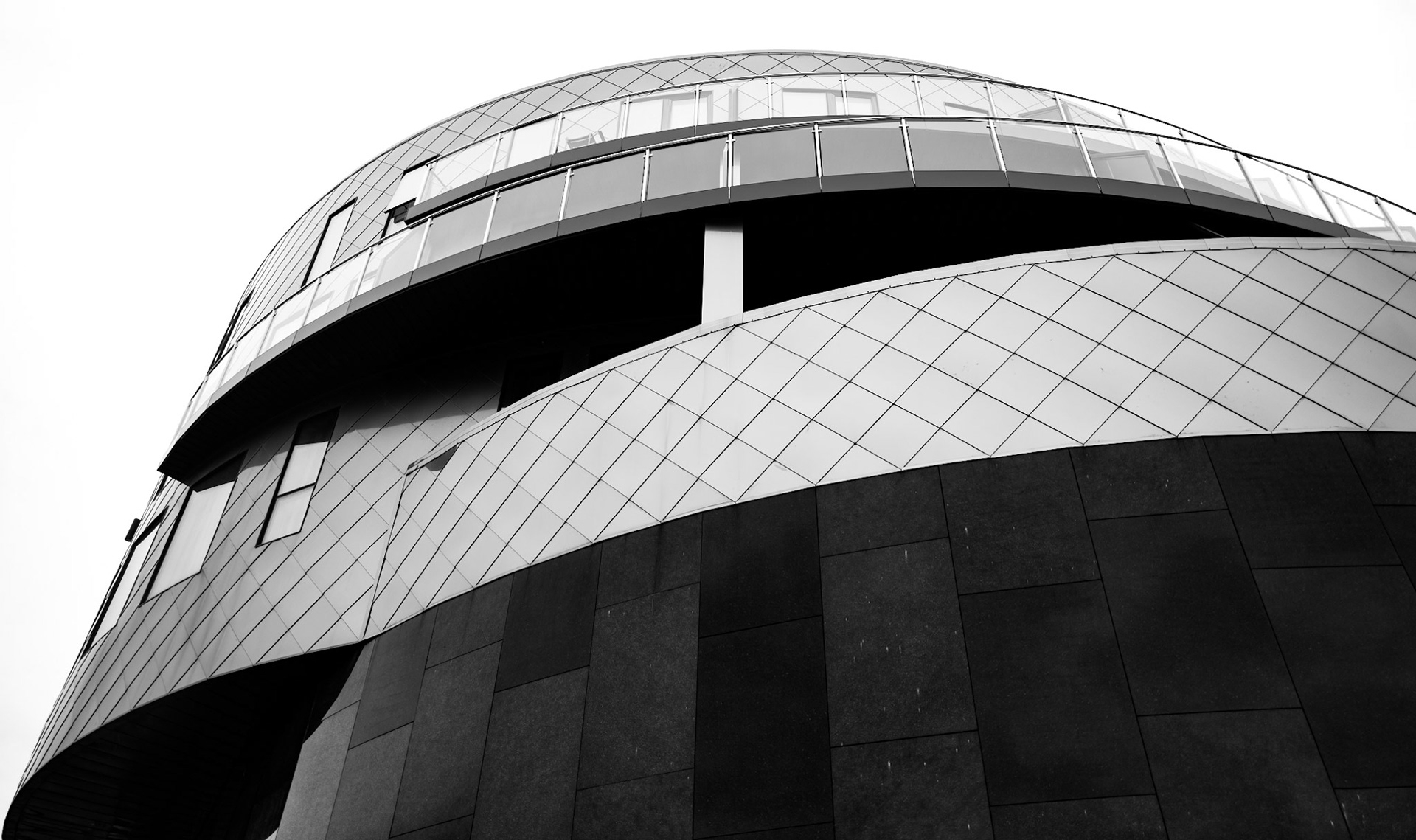 "En buet linje er den vakreste veien mellom to punkter."  Mae West