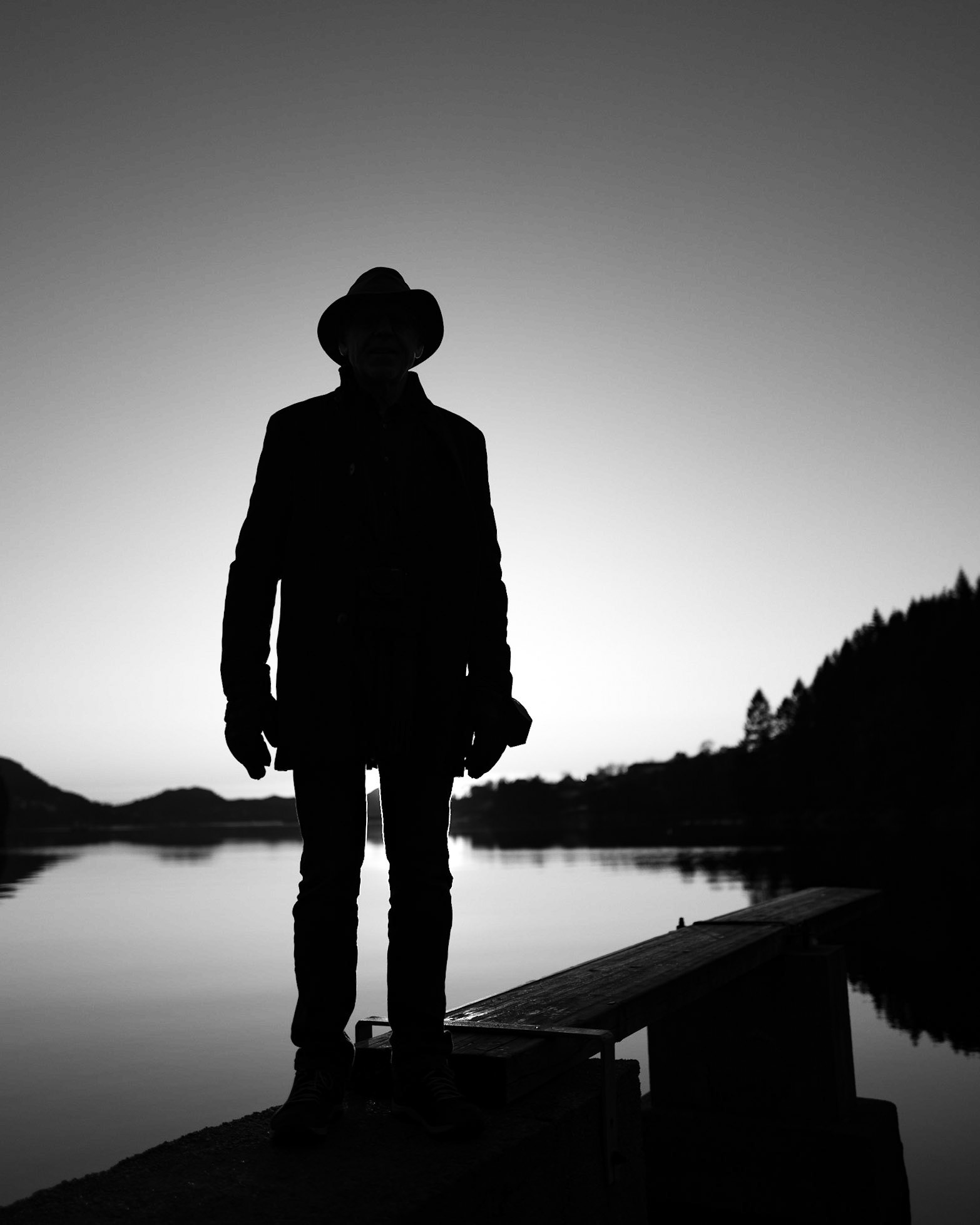 Når man er ung, lengter man ut; når man er gammel, lengter man hjem. Cora Sandel